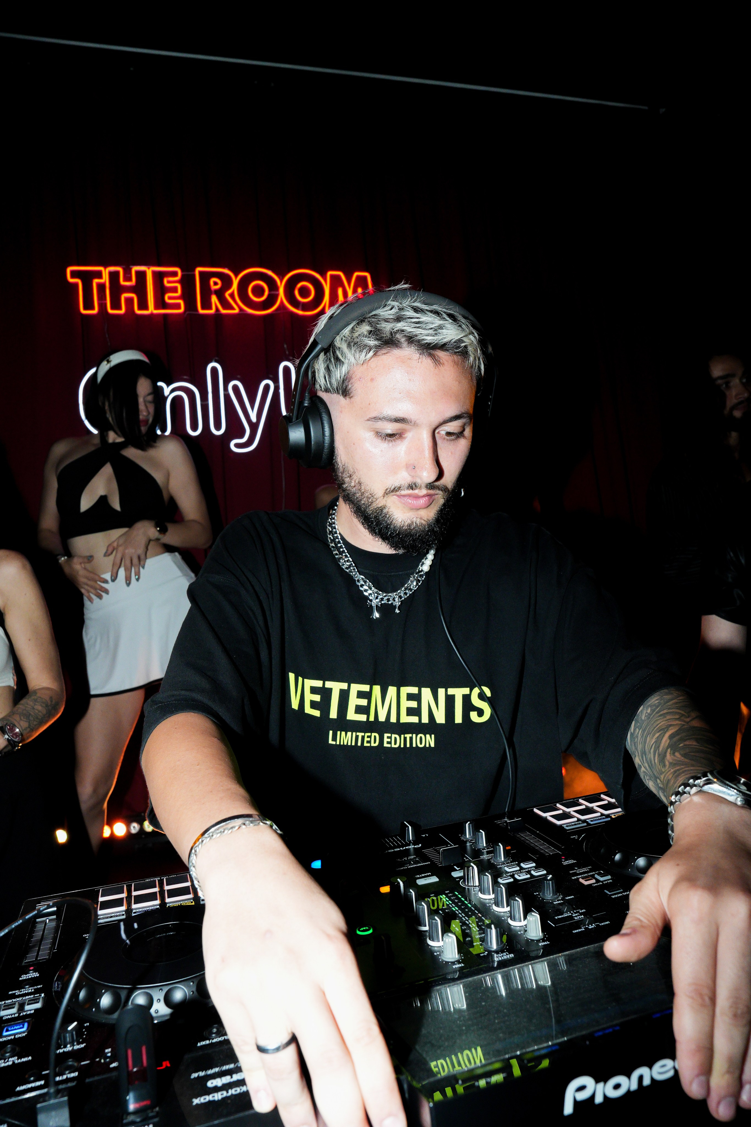 OnlyUs 3.0. THE ROOM BAR