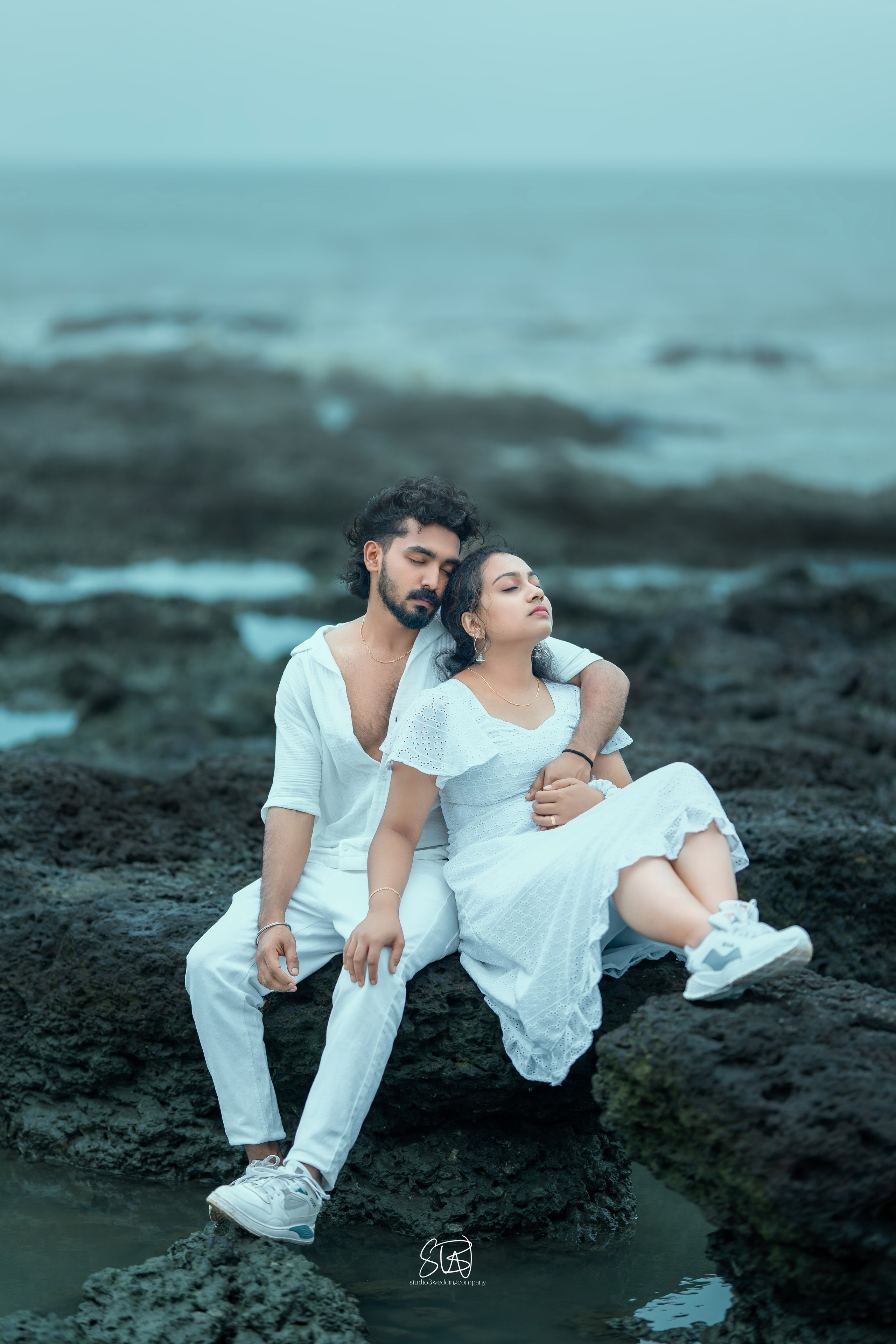 Under the shadow of dark clouds, on Kozhikode beach where the waves of love are crashing, the love of Arun and Rehana blossomed like a poem. The presence of rain gave their closeness more depth. Especially their intense black and white photo, the moment where they stand looking into each other's eyes, became a form of love's most sacred.