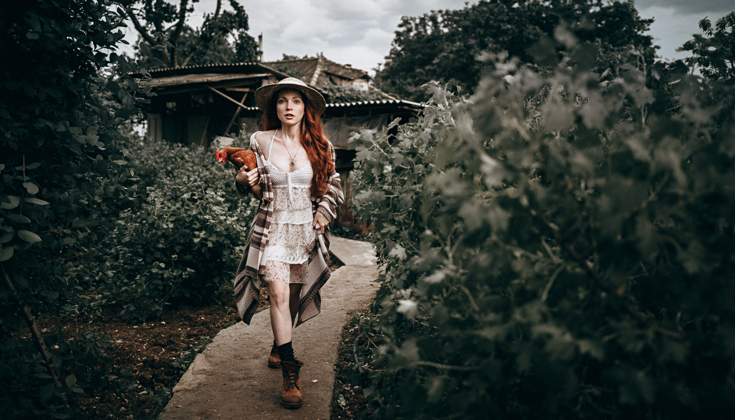 The model is holding a rooster. The bright colors of the rooster and the model's gentle smile convey a sense of joy and surprise. This image reflects the delicate balance between humans and the bird world, highlighting the beauty of nature and the pleasure of close encounters with wildlife.