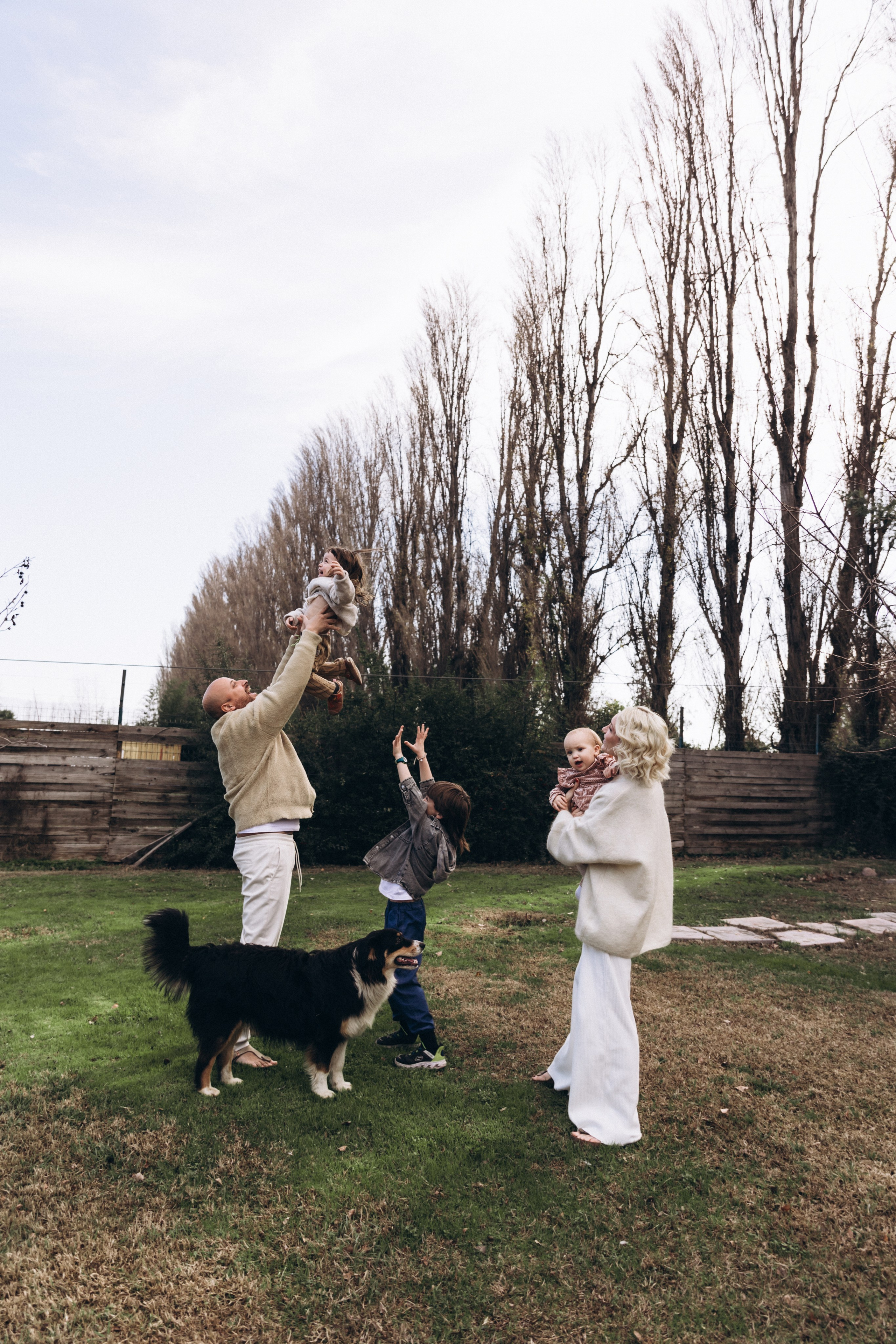 Sesión de fotos familiar en casa — Momentos reales y acogedores. Photographer in Santiago, Chile Anna Almazova