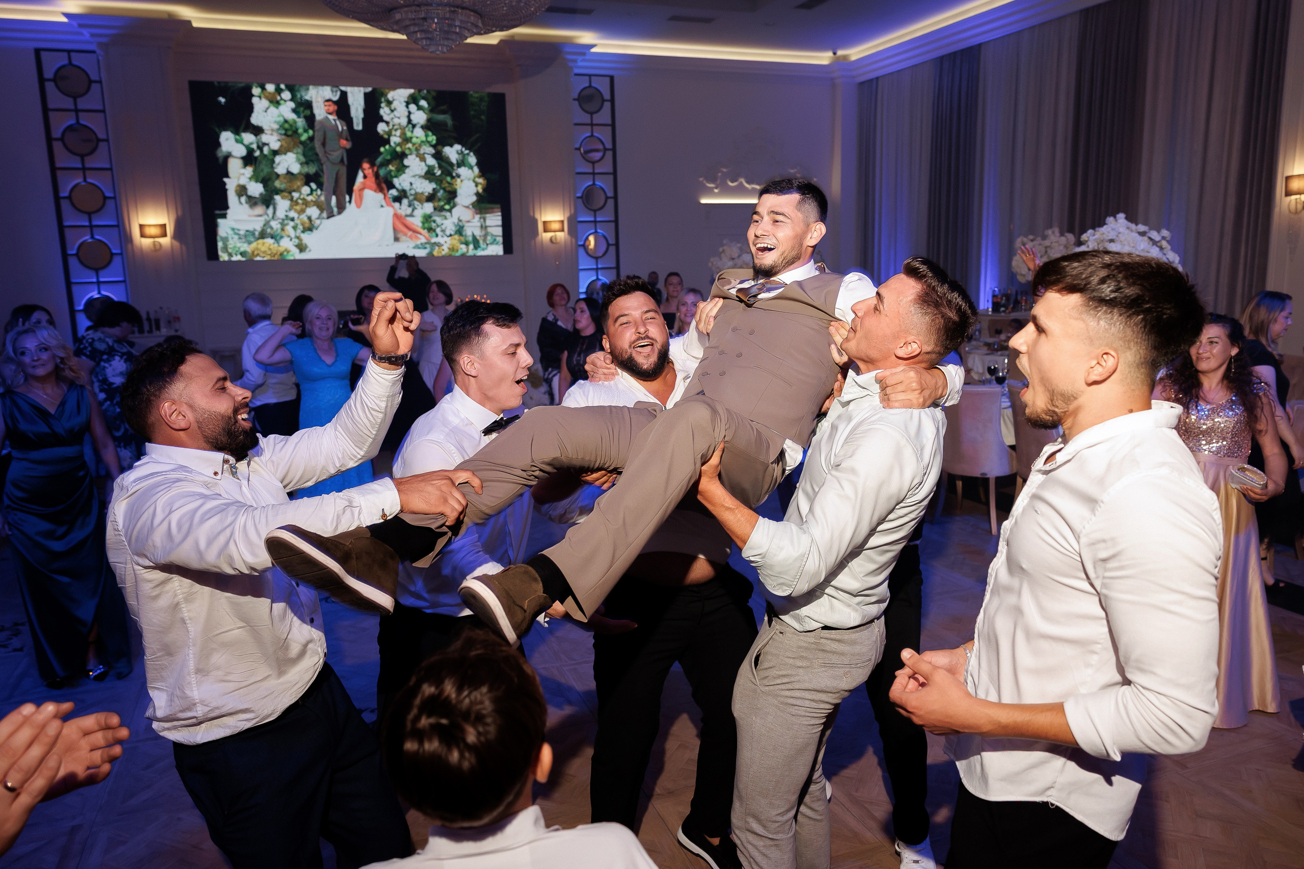 Eugen & Livia — Grand Elysee — Wedding Day. Servicii Foto și Video 067188353