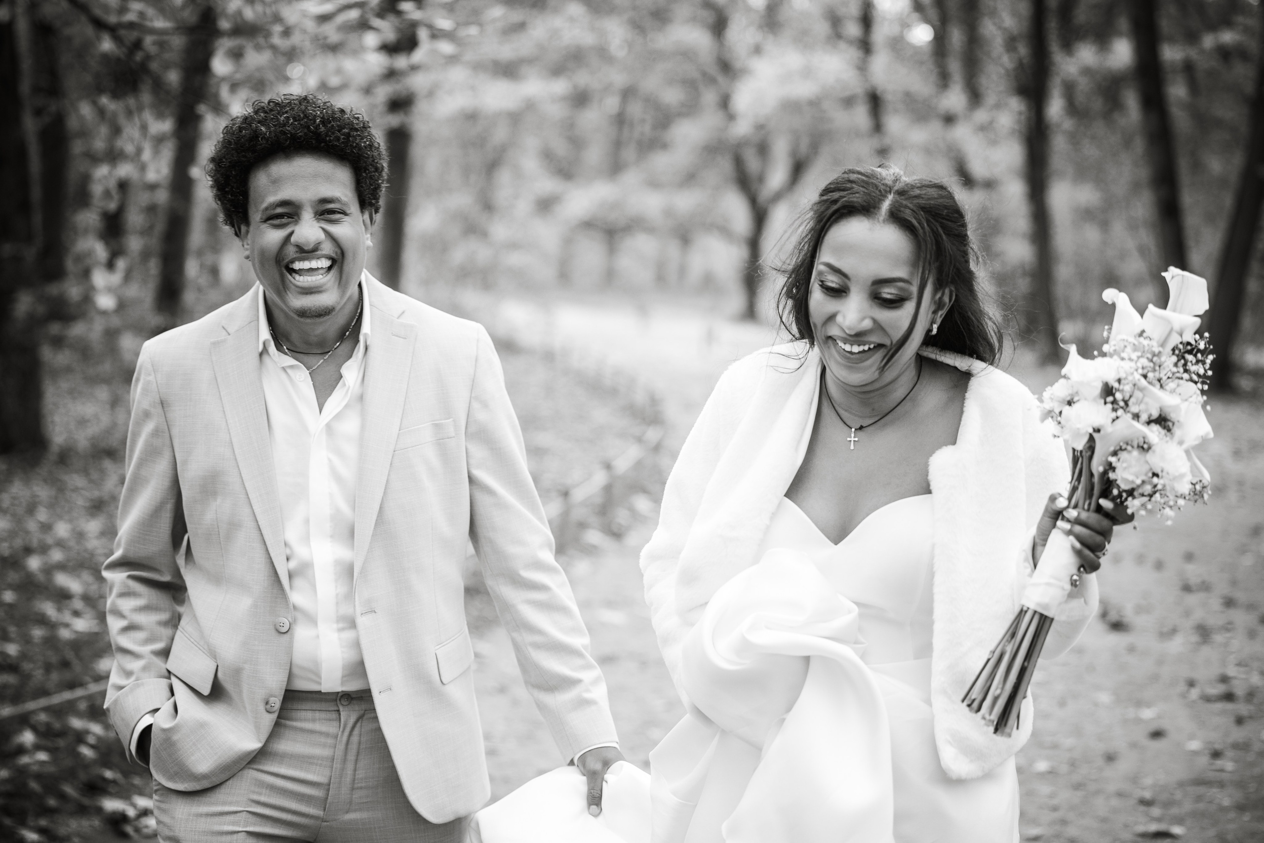 Brautpaar spaziert im Englischen Garten München – Hand in Hand nach Trauung Mandlstraße 14