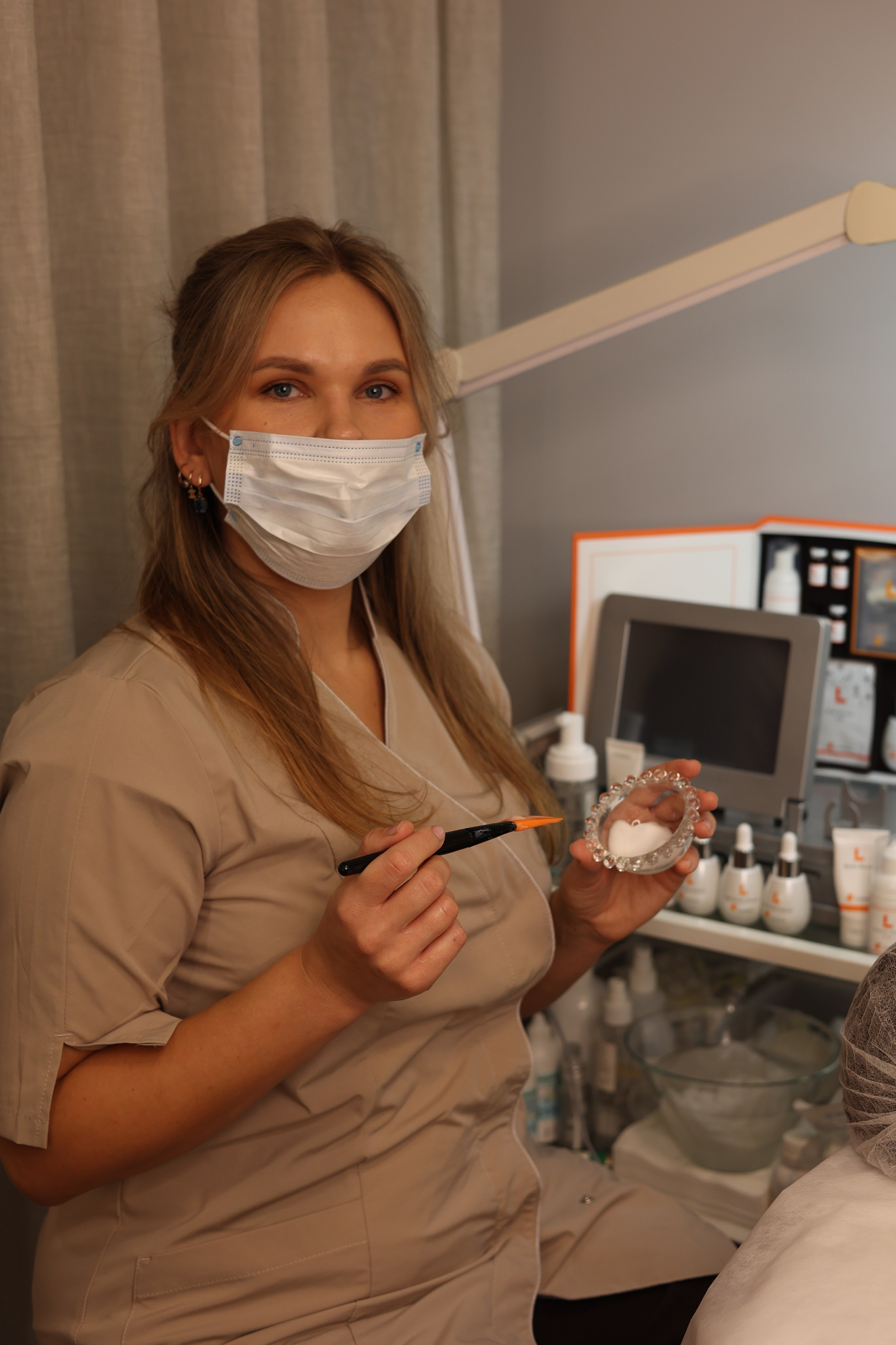 COSMETOLOGIST — Diana. Main