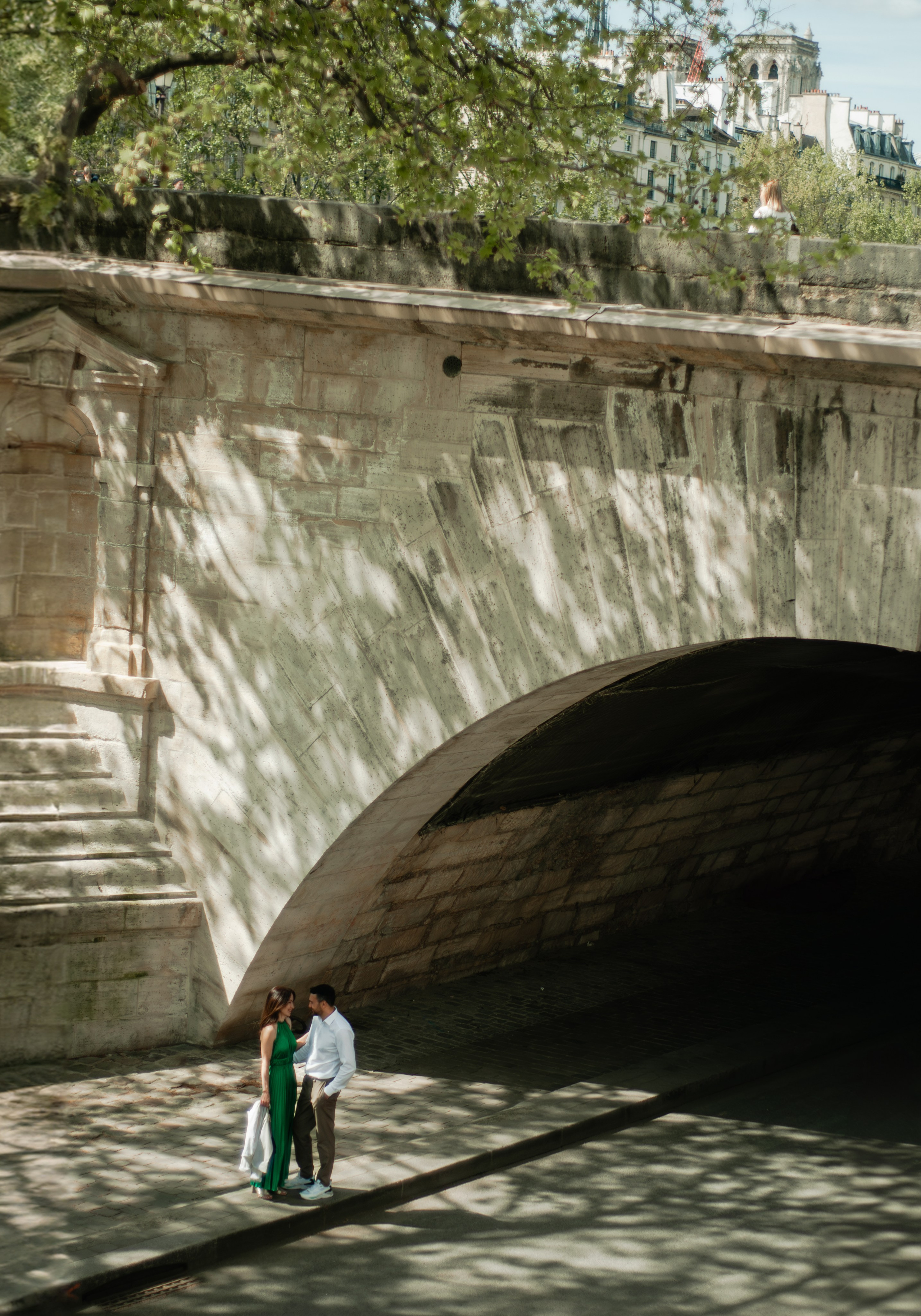 Couple photoshoot in blooming Marais. Paris photographer — Polina Osipova
