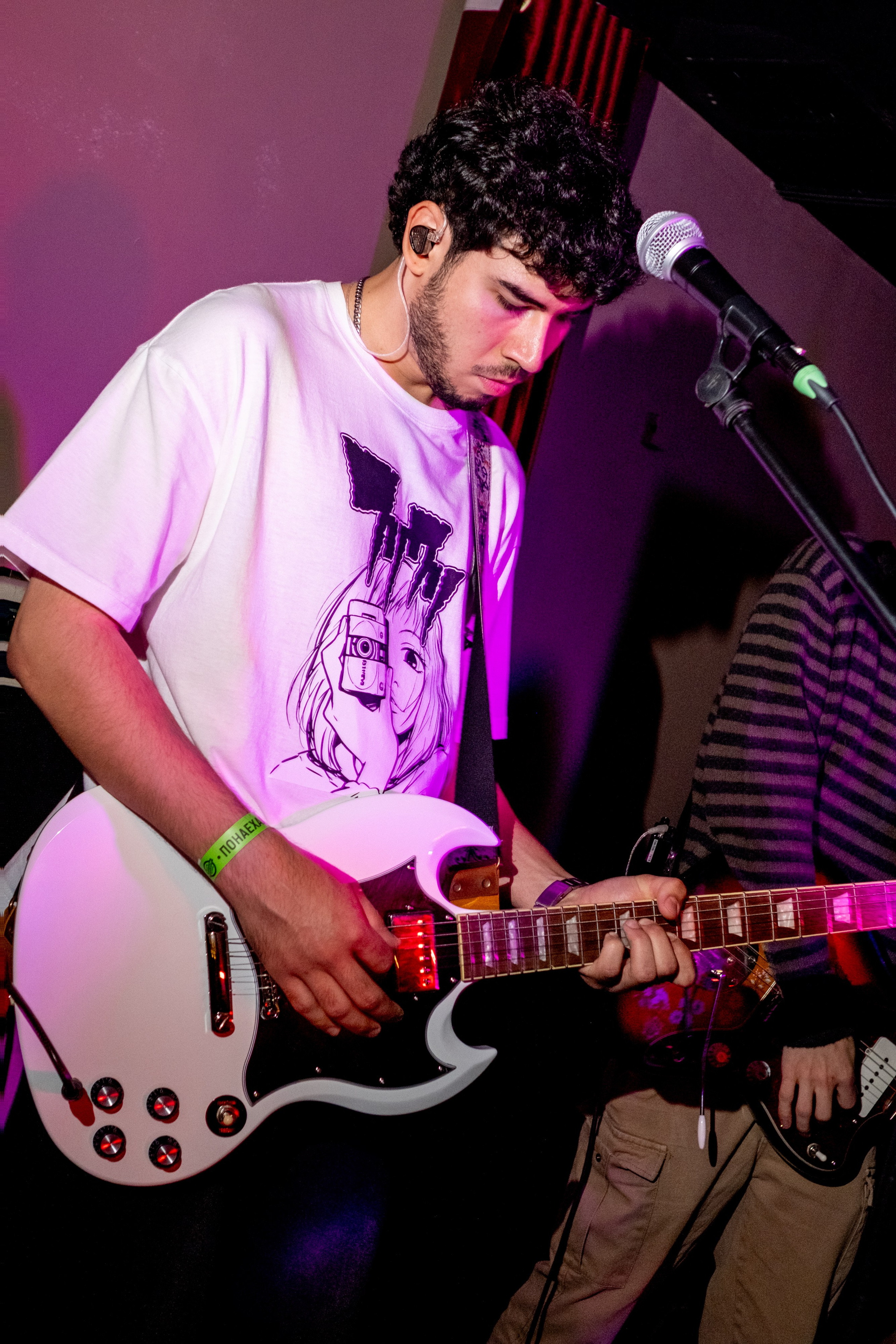 Keyingi Safar: guitarist in a white T-shirt playing a white guitar — Boshqa Musiqa Fest, Ponaexali Hall, Tashkent, September 2026