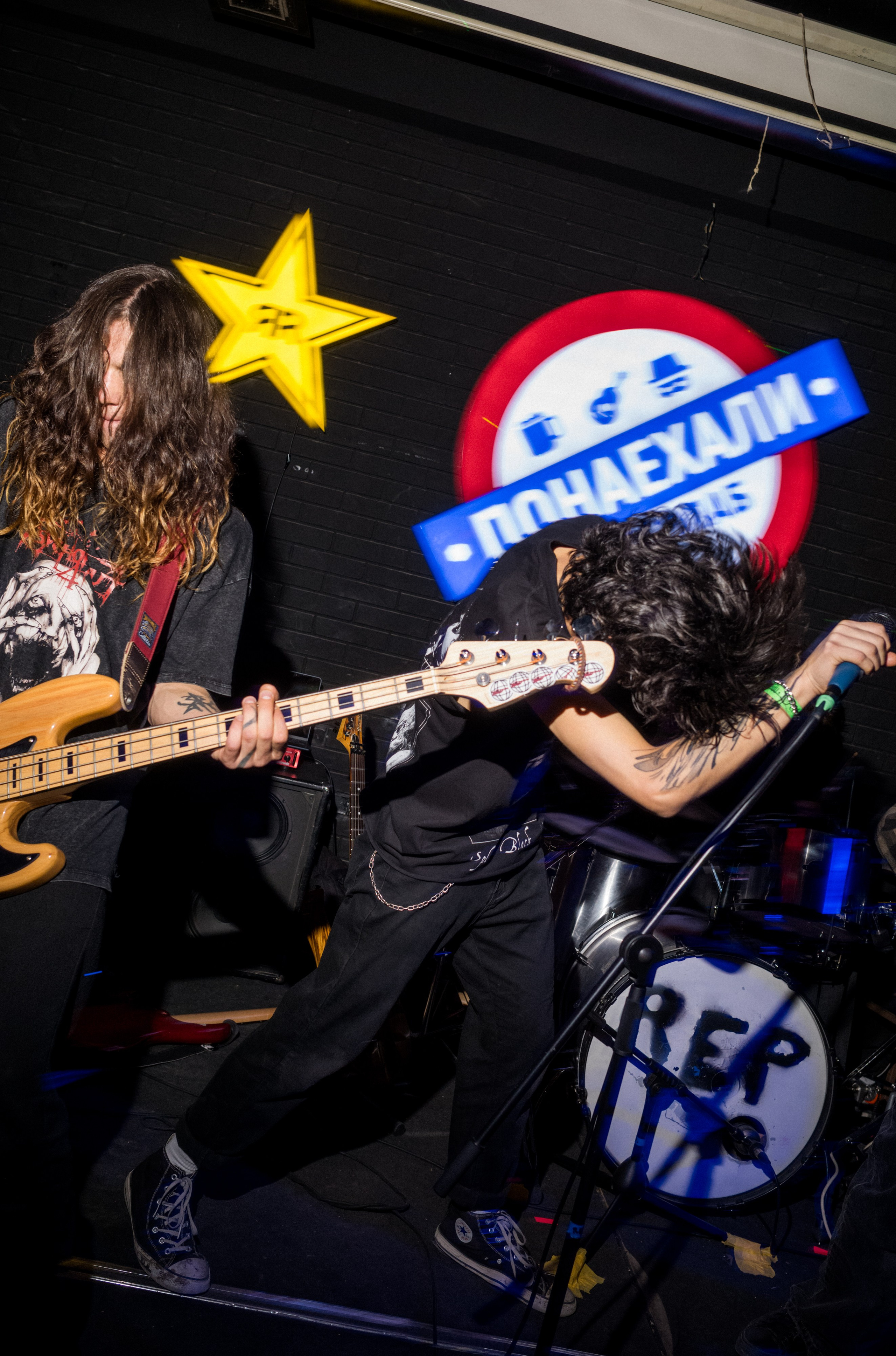Ebdromeer: guitarist and bassist playing under the Ponaexali sign — Boshqa Musiqa Fest, Ponaexali Hall, Tashkent, September 2026