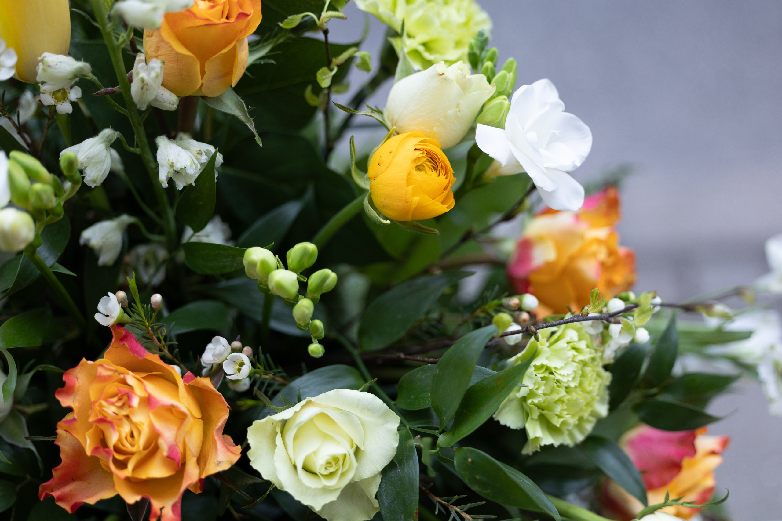 En hyldest i lys og glæde. Denne krans i hvid og gul tilbyder en smuk og elegant måde at ære den afdødes minde på ved begravelsen. De to farver symboliserer lys, glæde og håb, og skaber en varm og fredfyldt atmosfære i en svær stund.