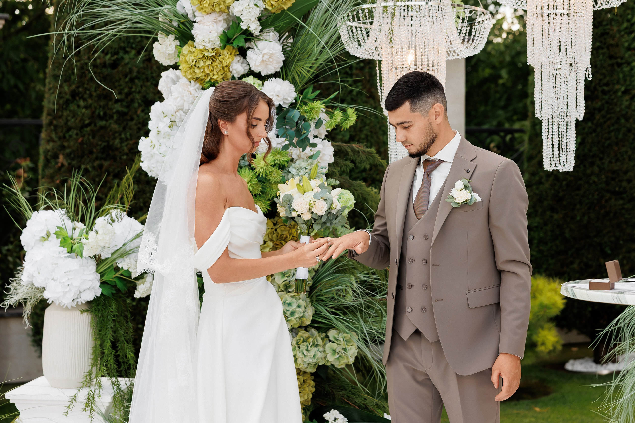 Eugen & Livia — Grand Elysee — Wedding Day. Servicii Foto și Video 067188353