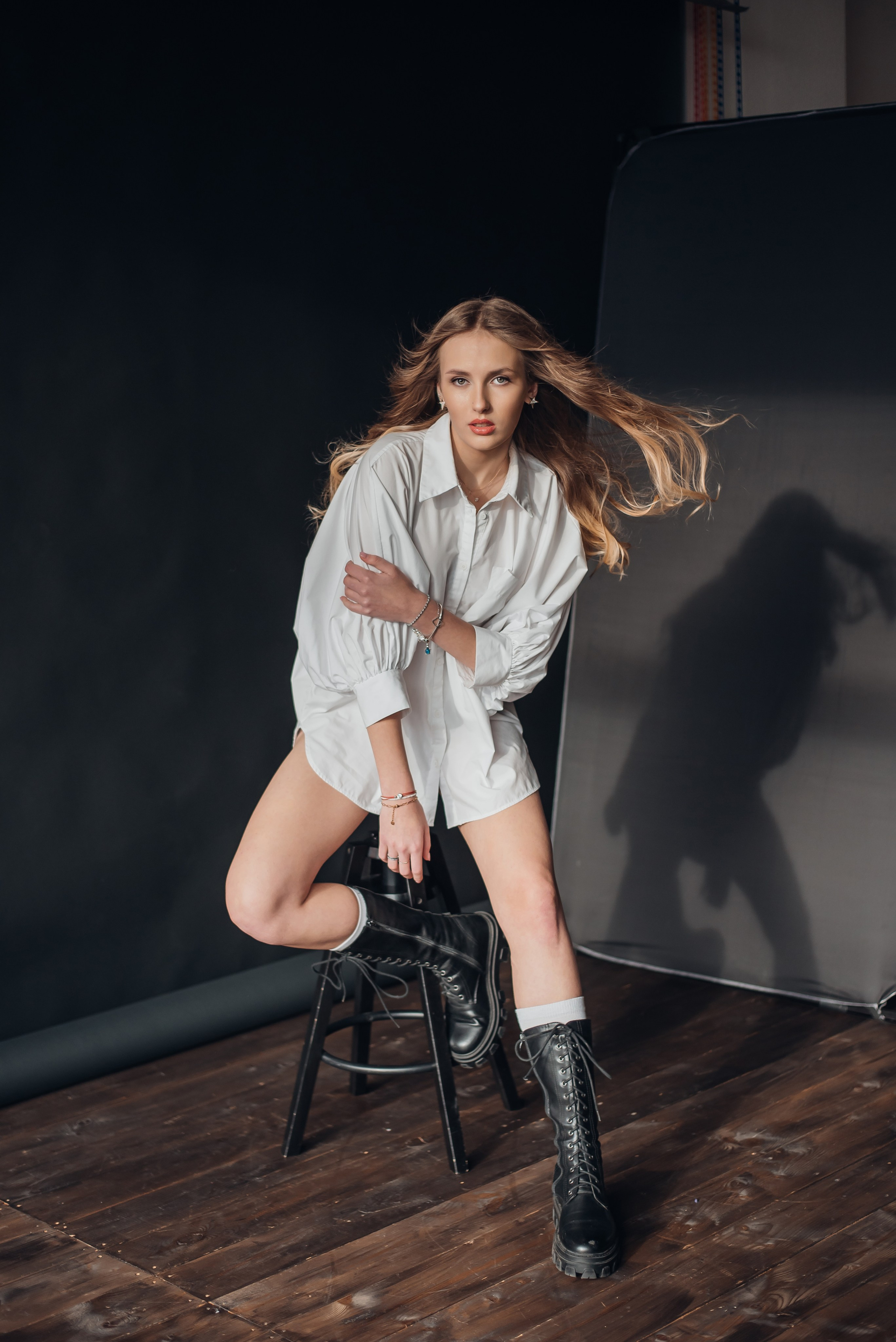 Fotosesijos studijoje. Aukse Stravi fotografė