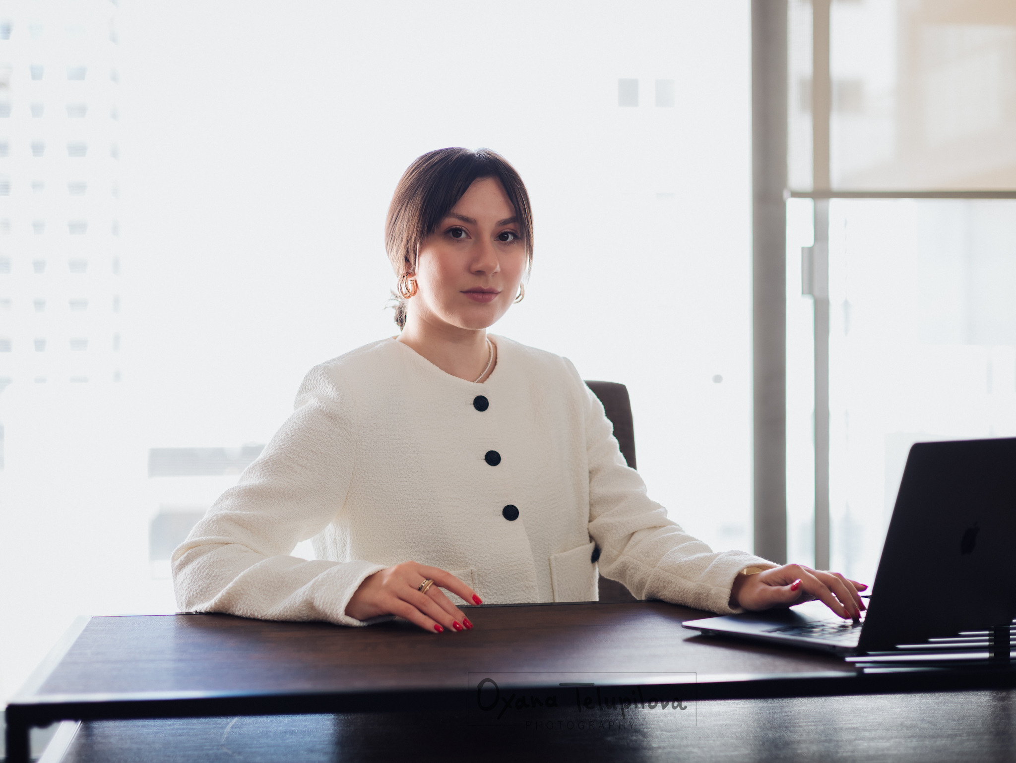 Профессиональная фотосъёмка женского делового портрета. Лайфстайл и семейный фотограф в г. Писек Чехия Оксана Телупилова