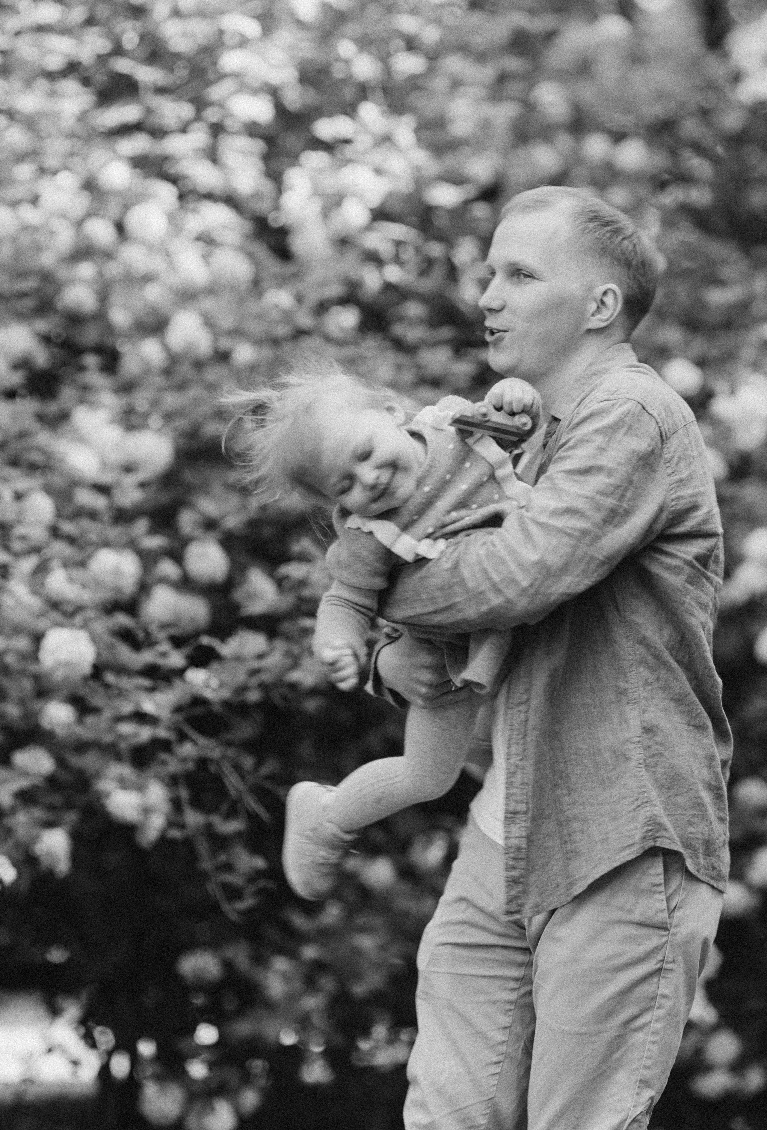 Family walking in the park. Family photographer in Vilnuis Svetlana Naumova