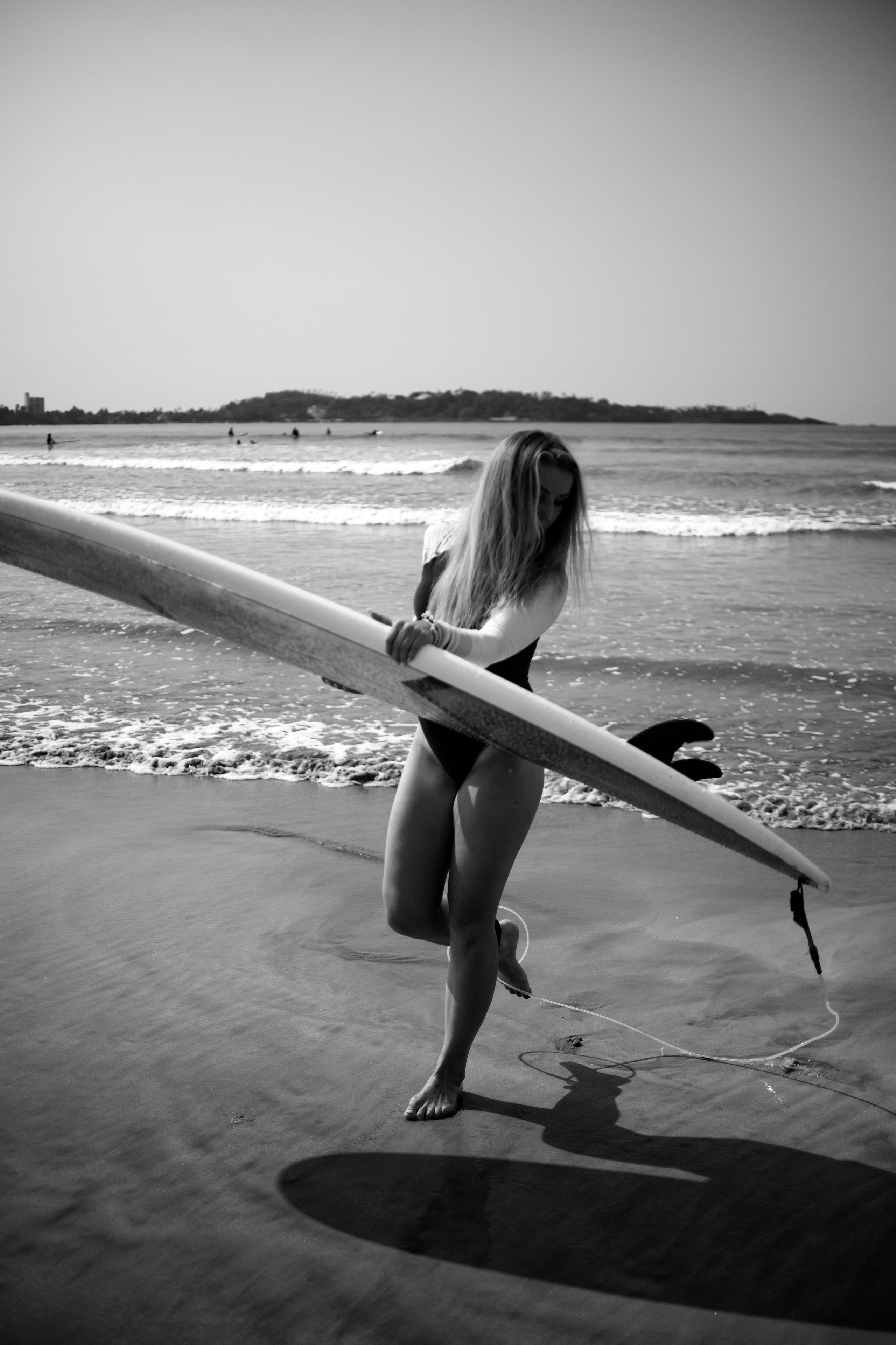 Photoshoot with a surfboard | BW