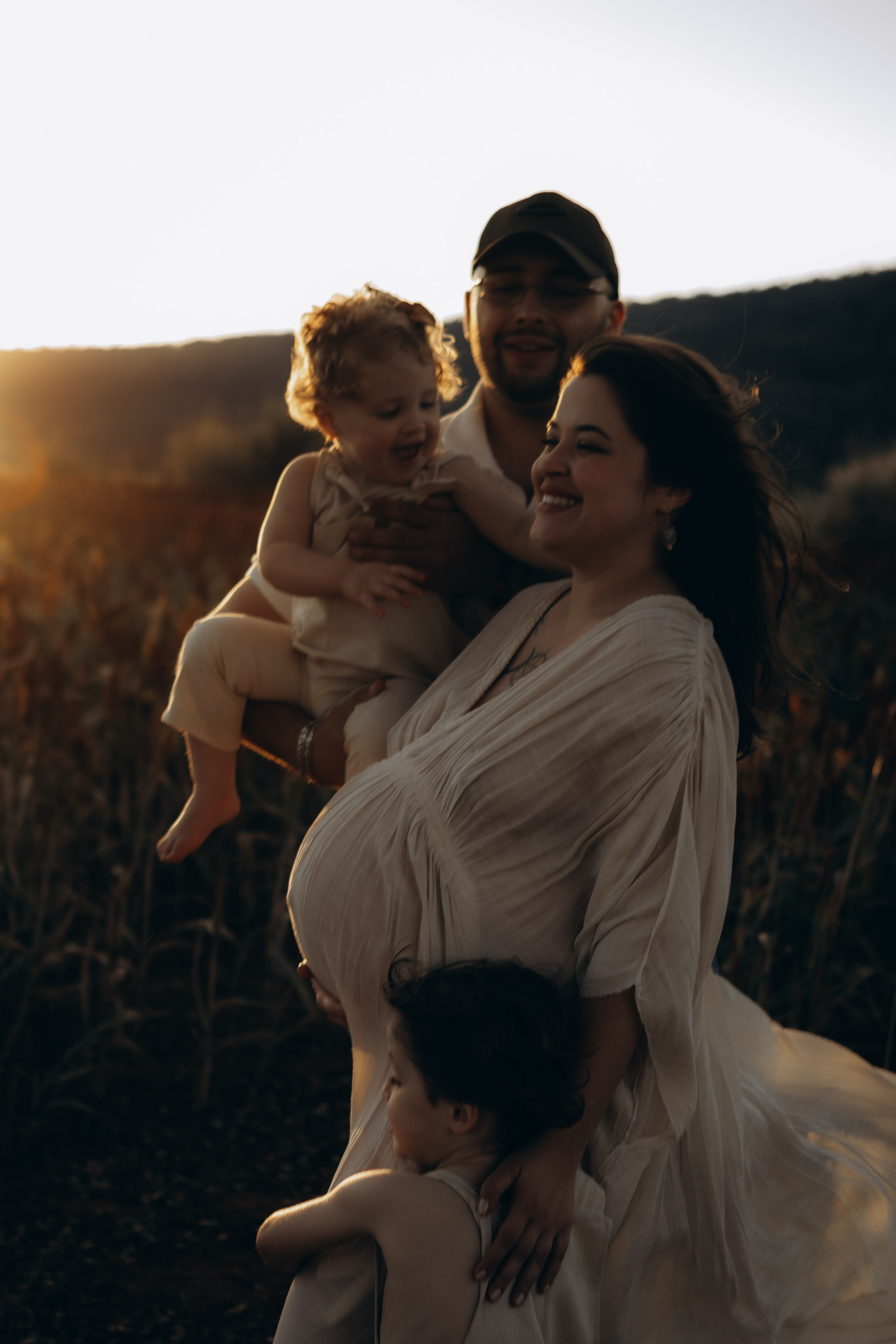 pais e filhos em ensaio de família ao pôr do sol em Sorocaba