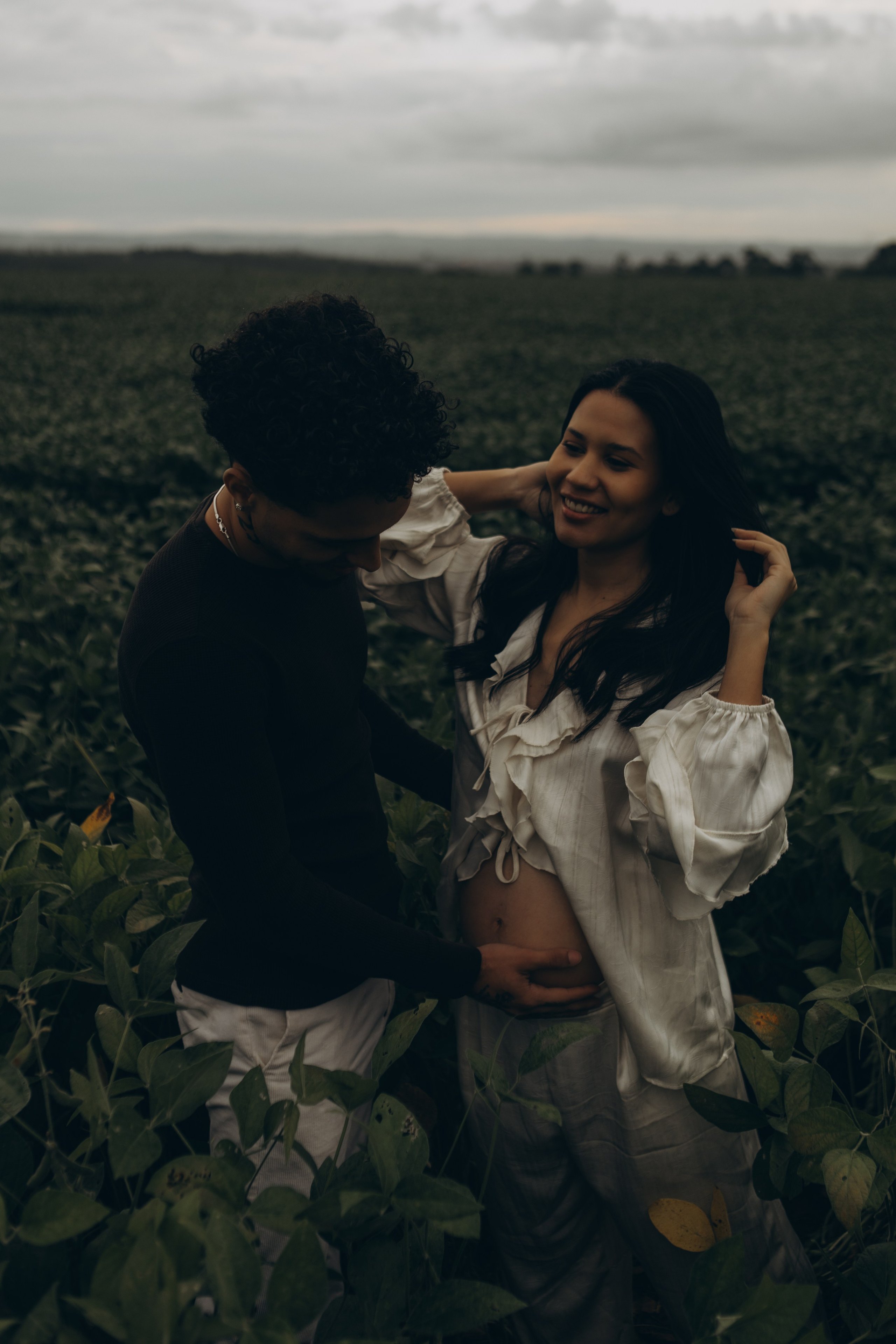 casal segurando barriga em ensaio gestante ao ar livre em Sorocaba