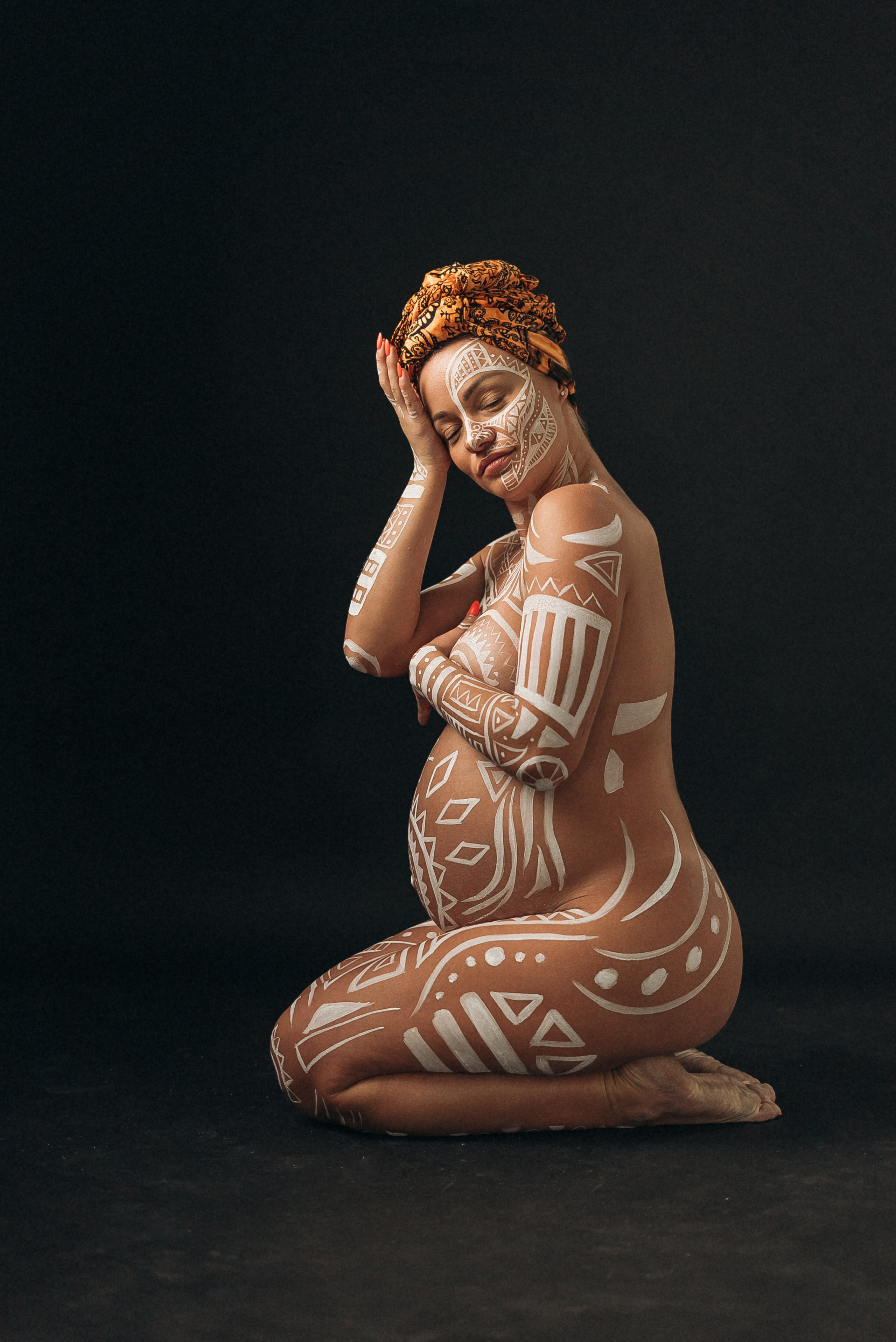 Maternity photoshoot with painted belly. Портретный и семейный фотограф в Лимассоле Кипр Анна Руссу