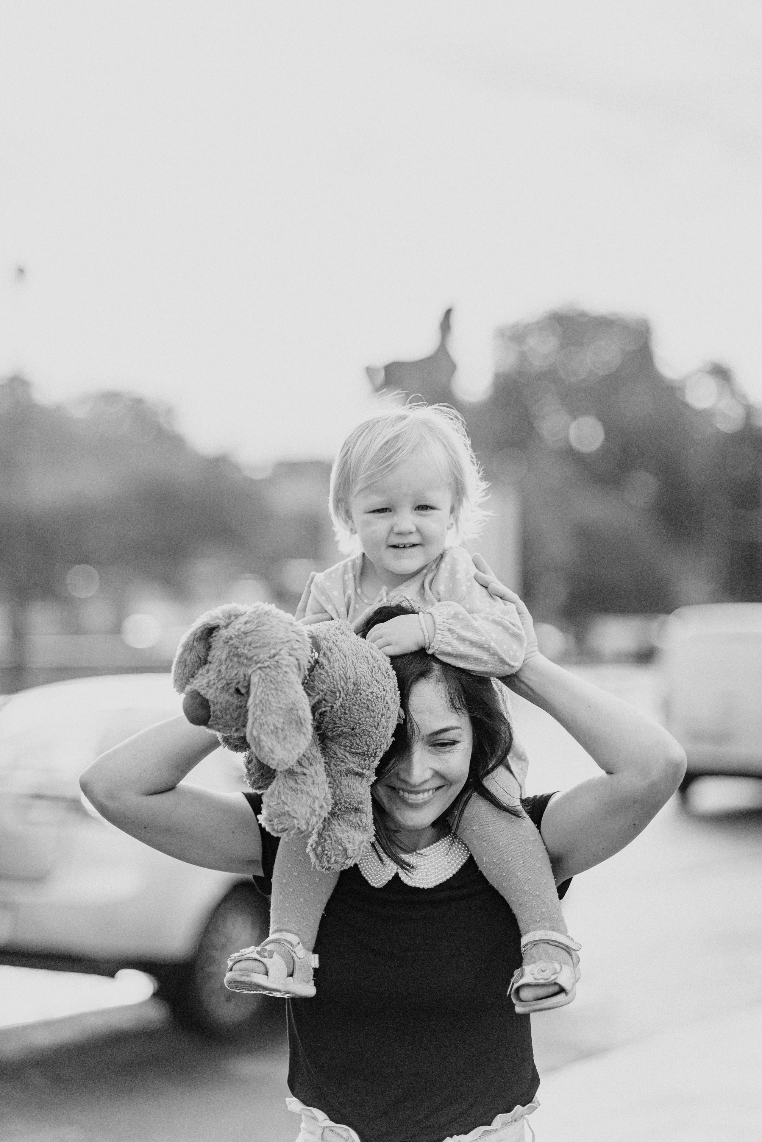 Sunset family session by the Eiffel tower. Ksenia Marchand/ Lifestyle photographer in Paris