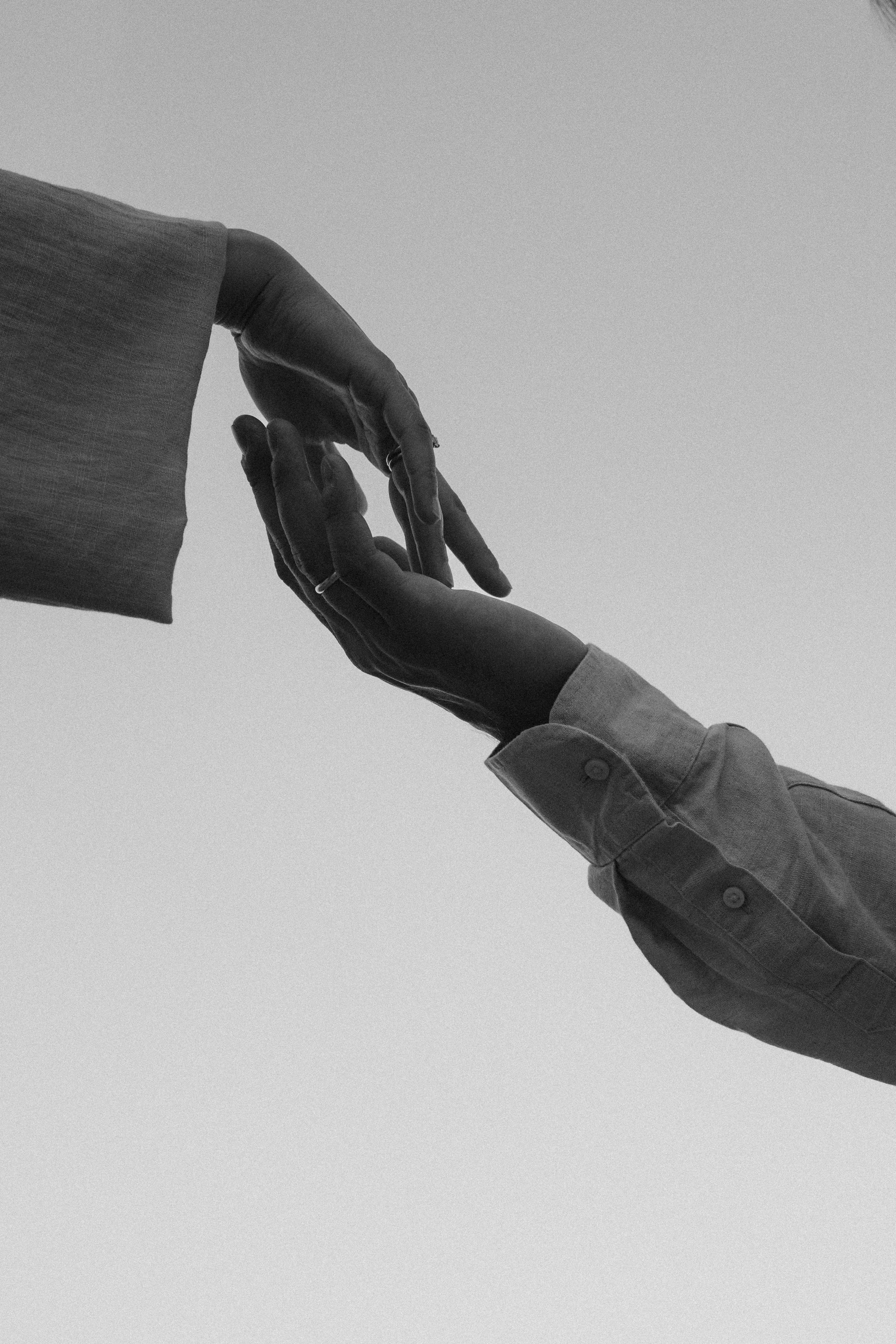 dettaglio delle mani di una coppia durante una sessione fotografica romantica