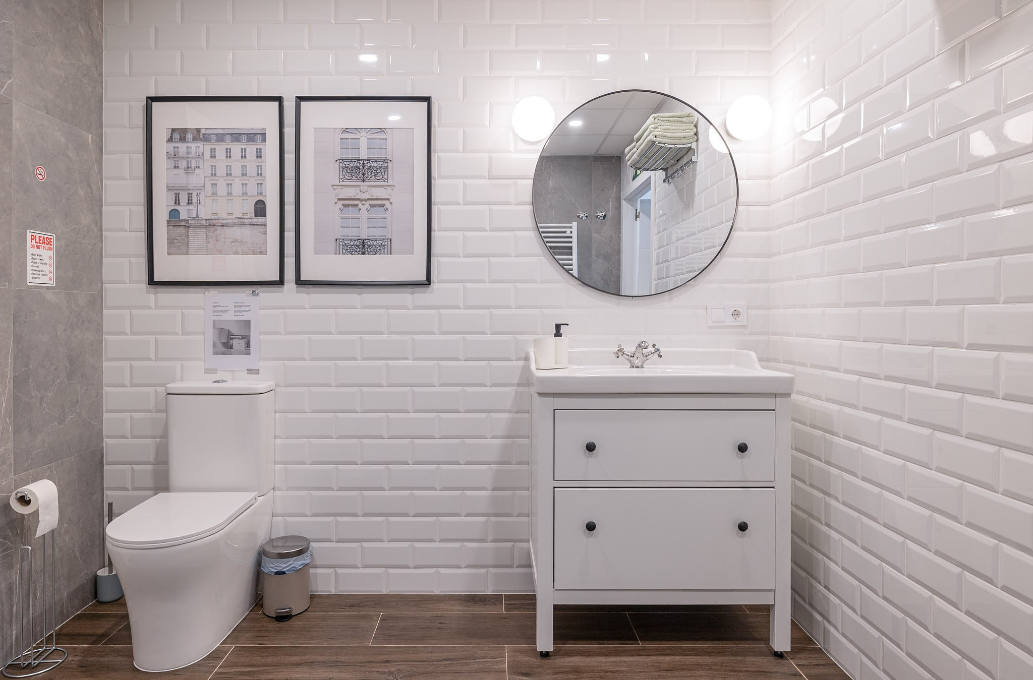 Baño moderno con azulejos blancos en un apartamento en Valencia, fotografía de interiores