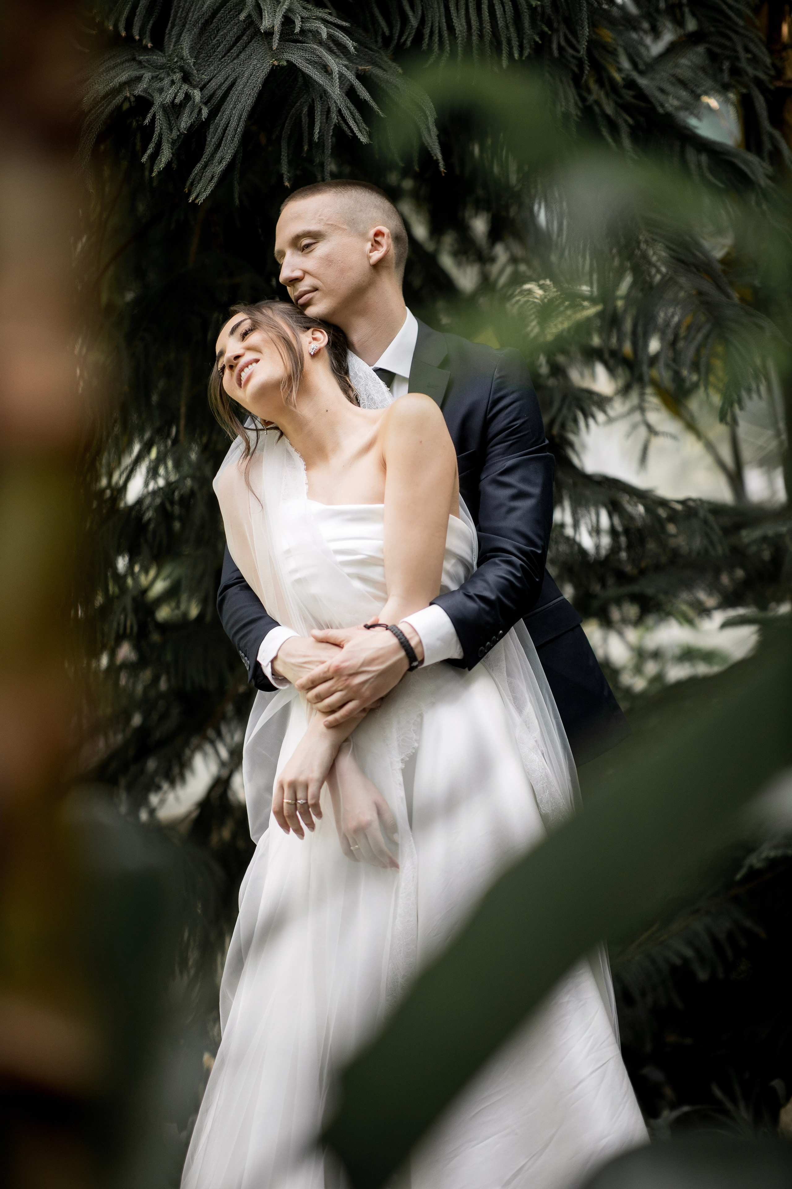 mladozenja cvrsto grli mladu