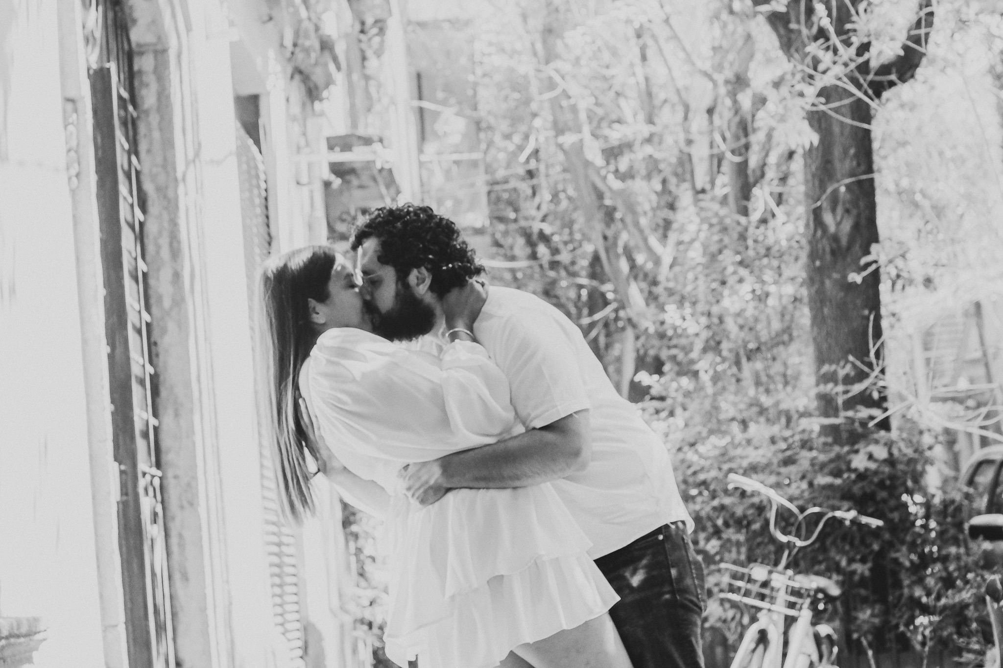 Sesión Save the Date en La Roma: Dany & Rui capturan su amor en el corazón de CDMX. Wedding and family photographer in Mexico City