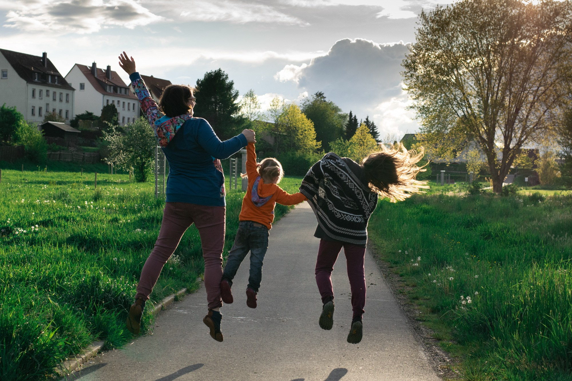 Семья в прыжке на закате — семейная фотосессия на улице, живые фотографии семьи