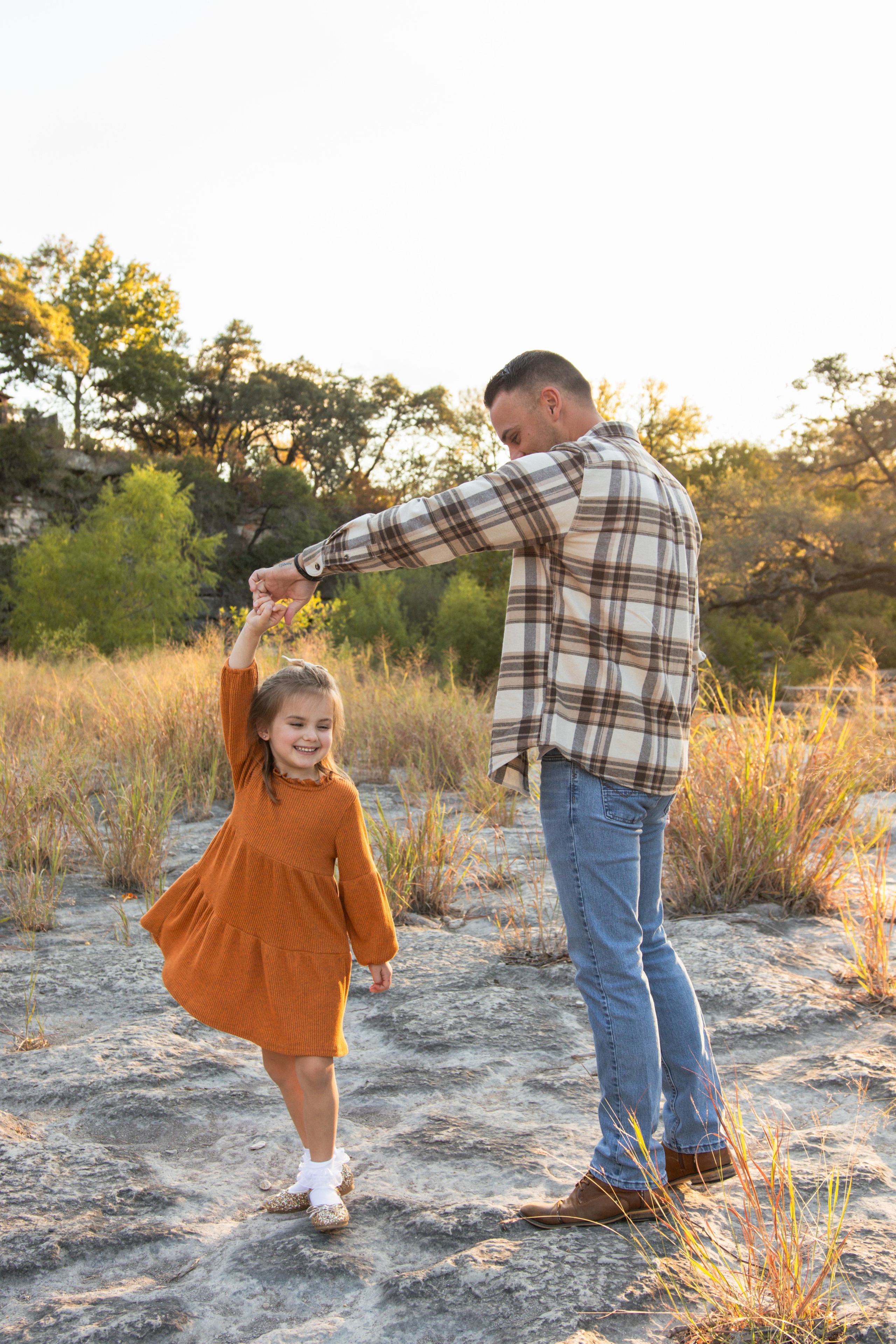 Family photoshoot at Bull Creek Park in Austin