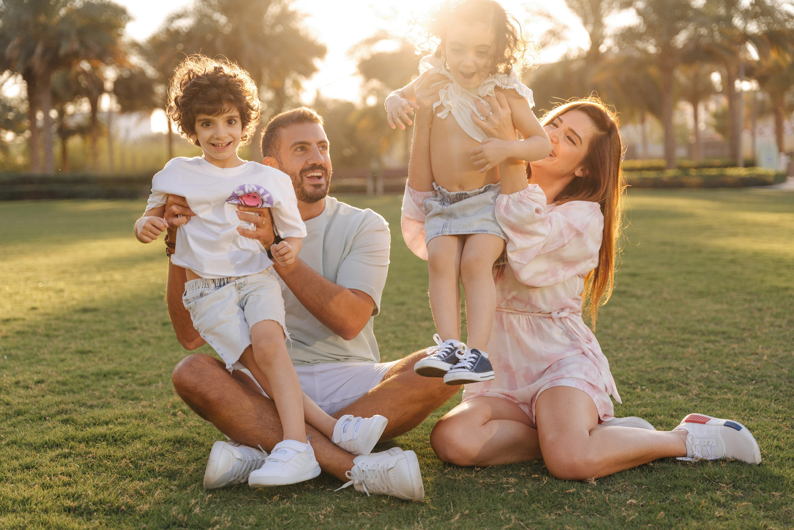Family fun and play in the park. Angela Iakovleva — Family Photographer in Dubai