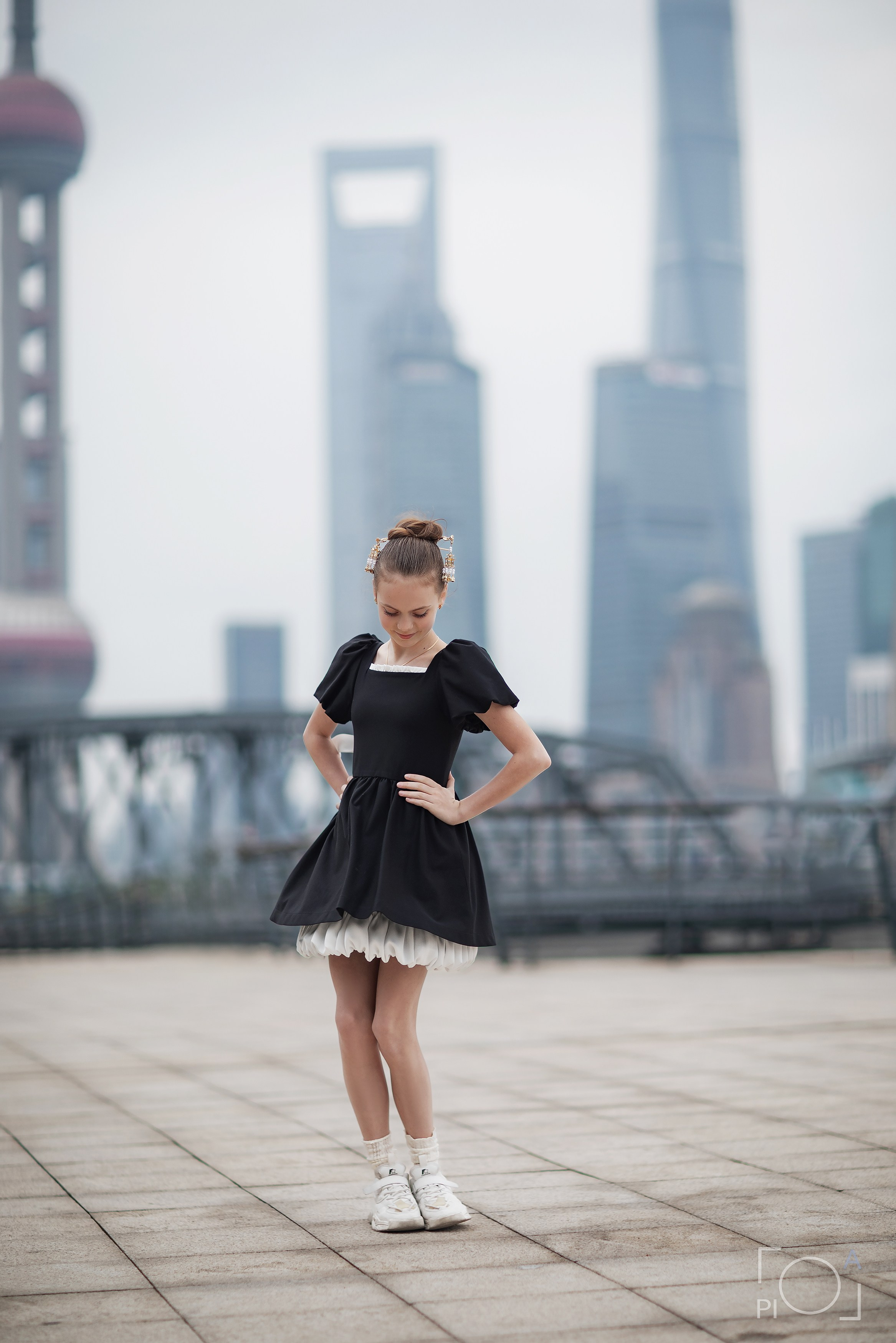 Фотосессия в Шанхае для девочки 11 лет, в черном платье. 