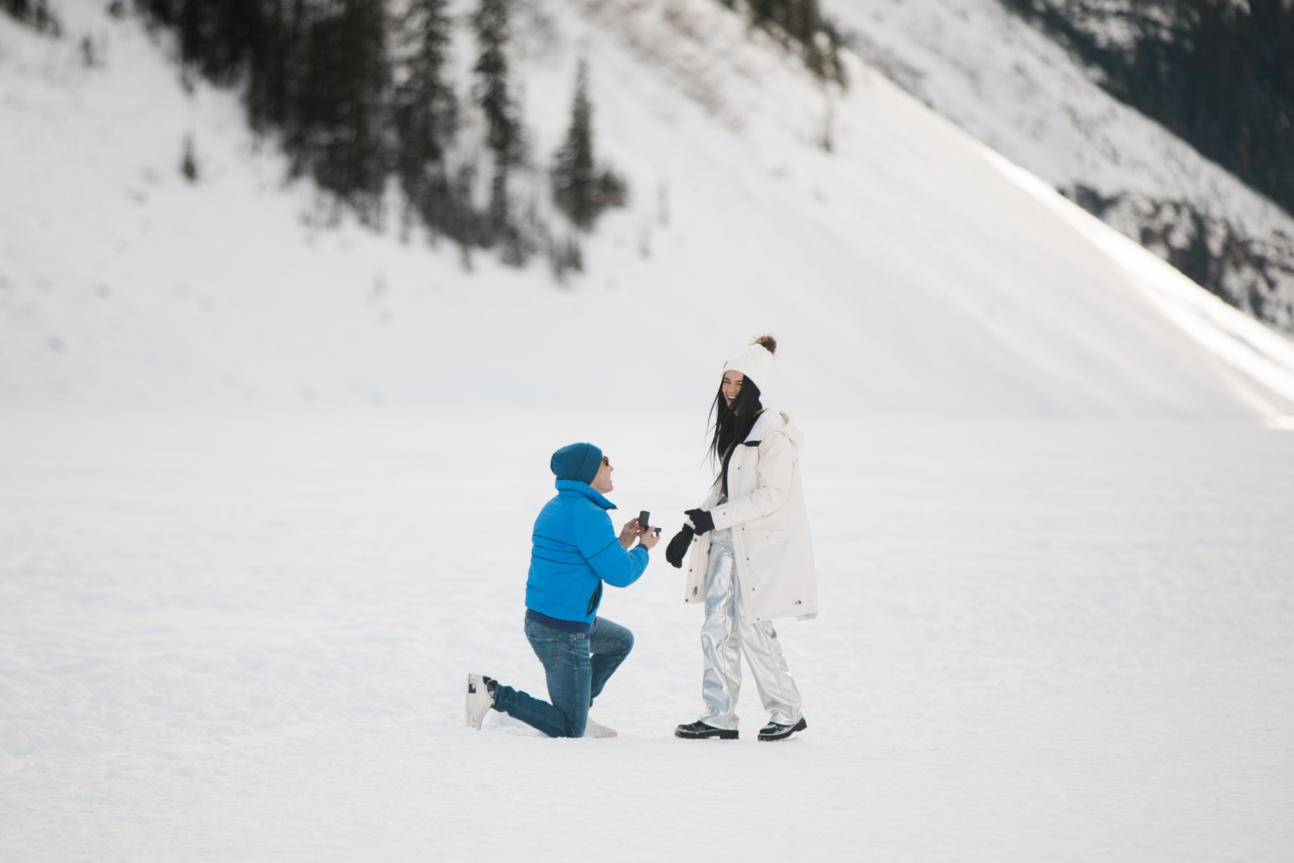 A & M — Lake Louise Engagement. Fotografía accesible en Calgary