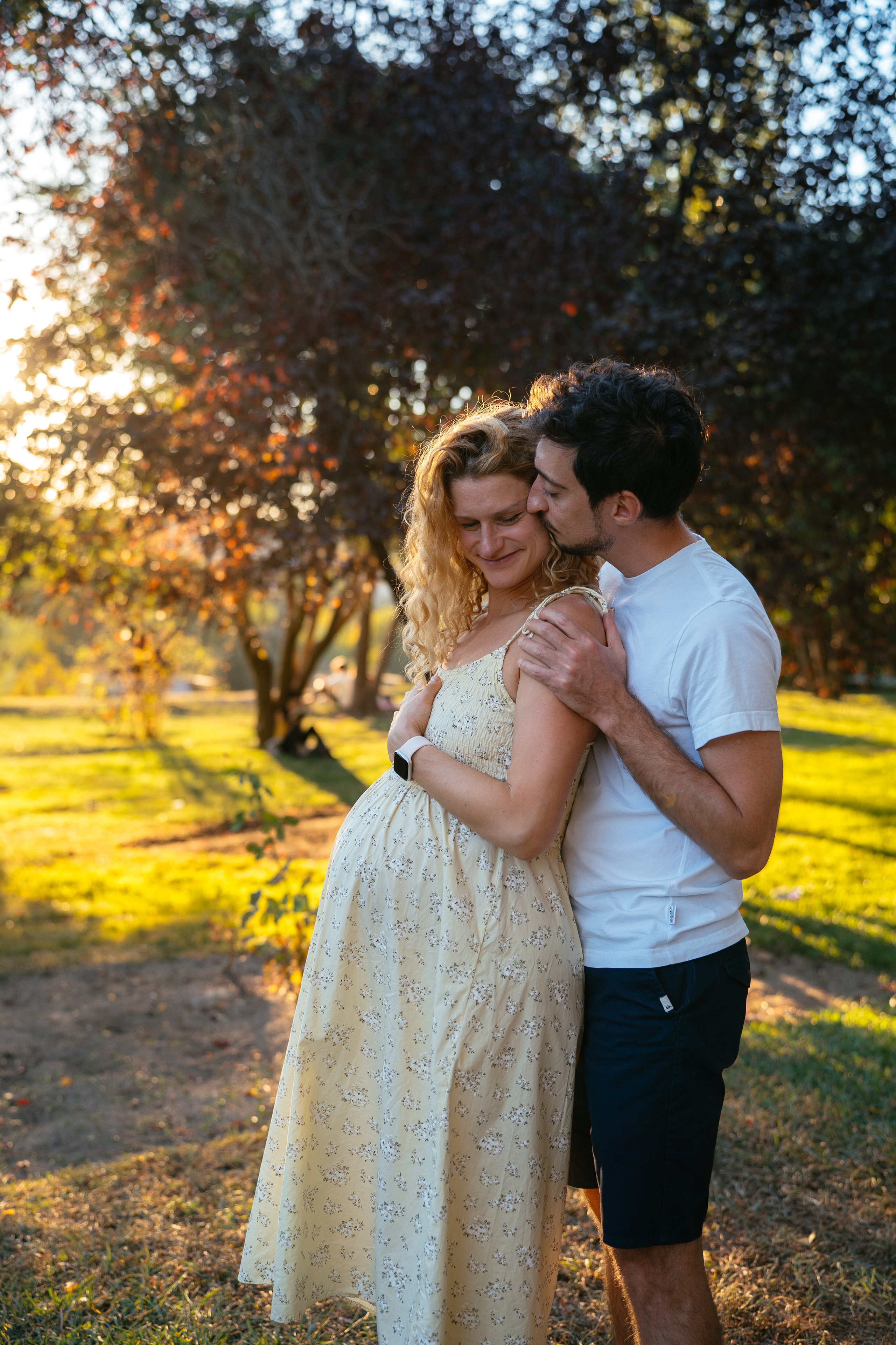 Candid pregnancy photoshoot in the park. Photographer in Madrid, Spain. Alyona Belyaninova