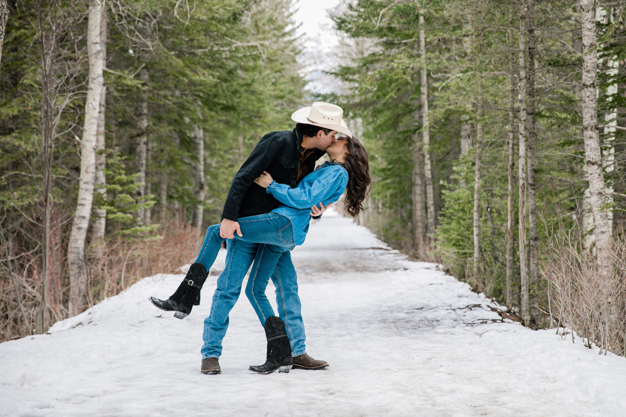 Jorge & Isabel — Canmore. Fotografía accesible en Calgary