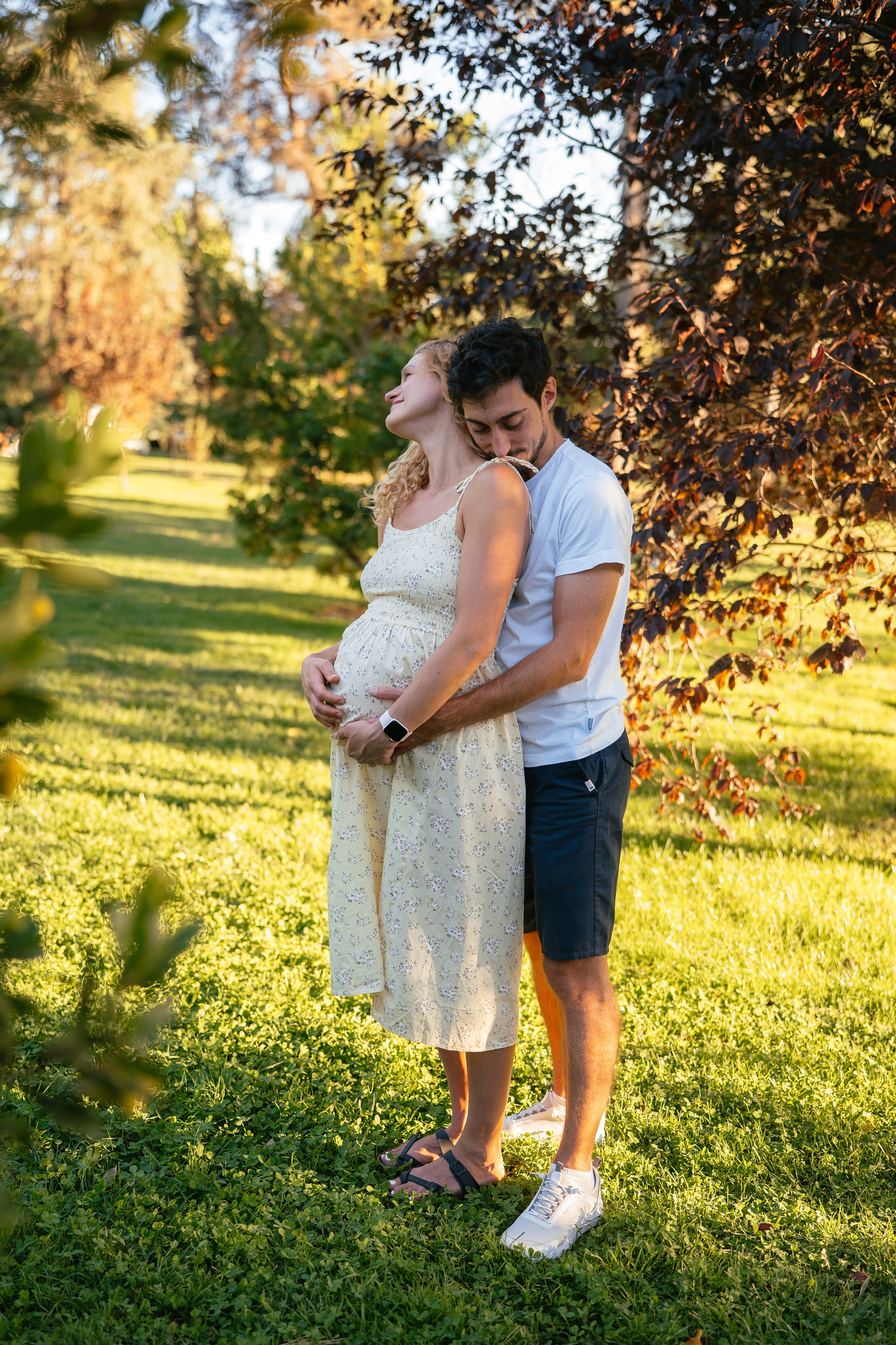 Candid pregnancy photoshoot in the park. Photographer in Madrid, Spain. Alyona Belyaninova