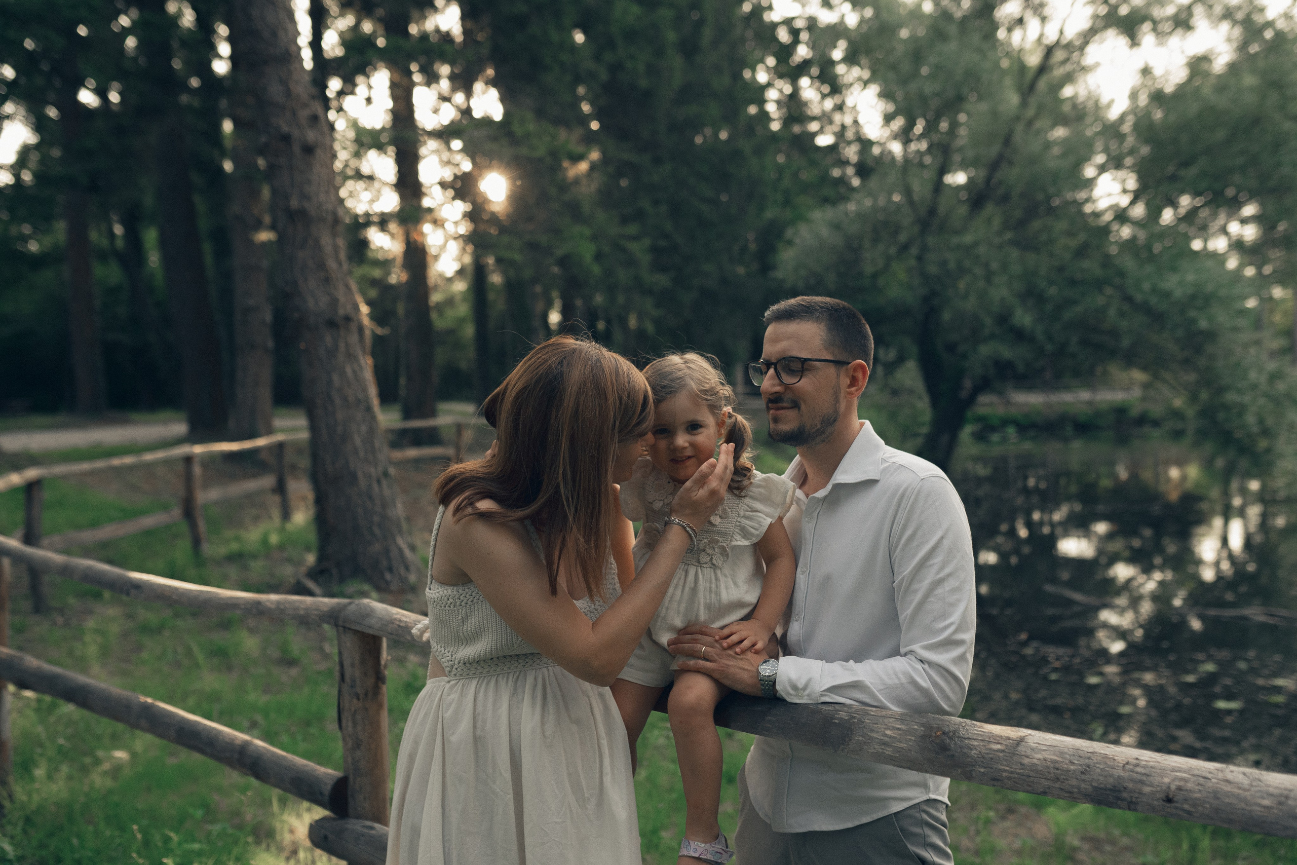 Shooting gravidanza al tramonto – mamma incinta vestita di bianco tra natura e luce calda
