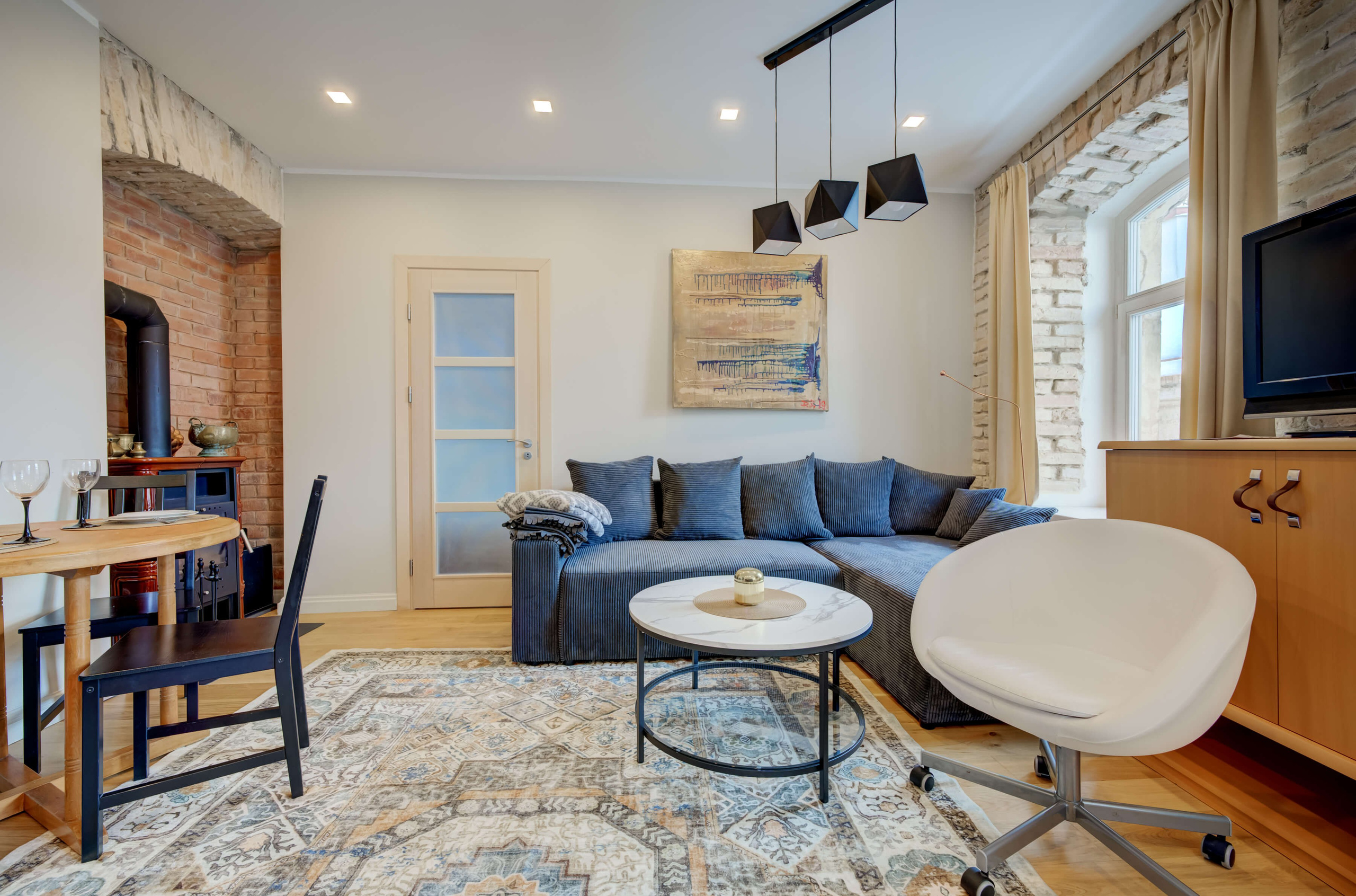 Atvira virtuvė + paveikslai = net barščiai dabar oficialiai menas