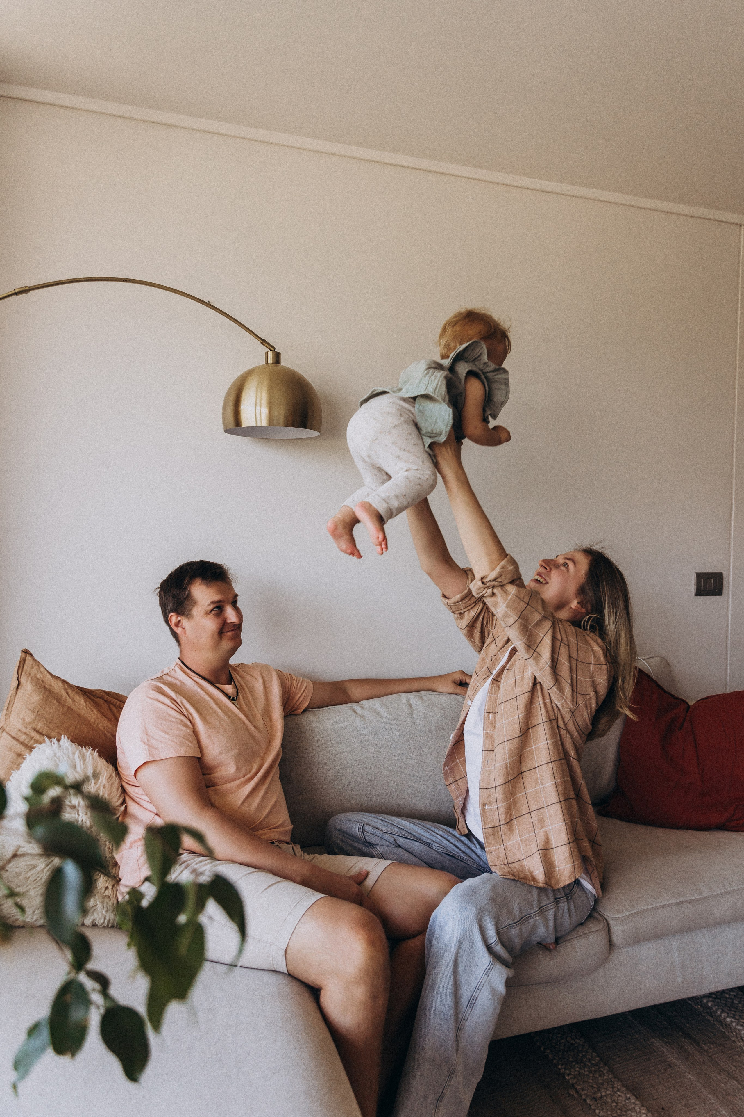 Lifestyle Family Photoshoot at Home — Cozy & Authentic Moments. Photographer in Santiago, Chile Anna Almazova