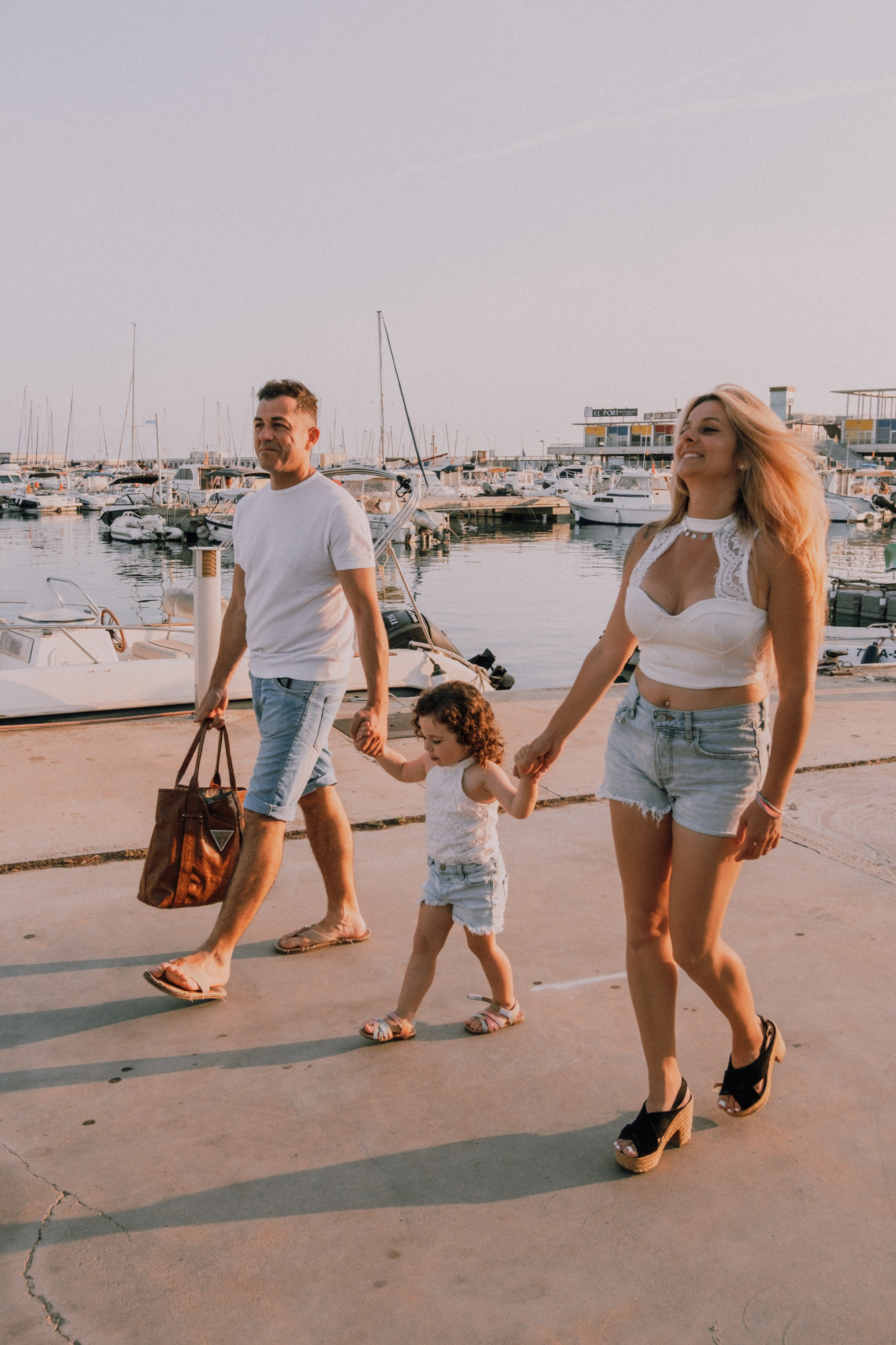 Sesión familiar en la playa. Fotografía profesional en Calafell - Elena Medvedeva