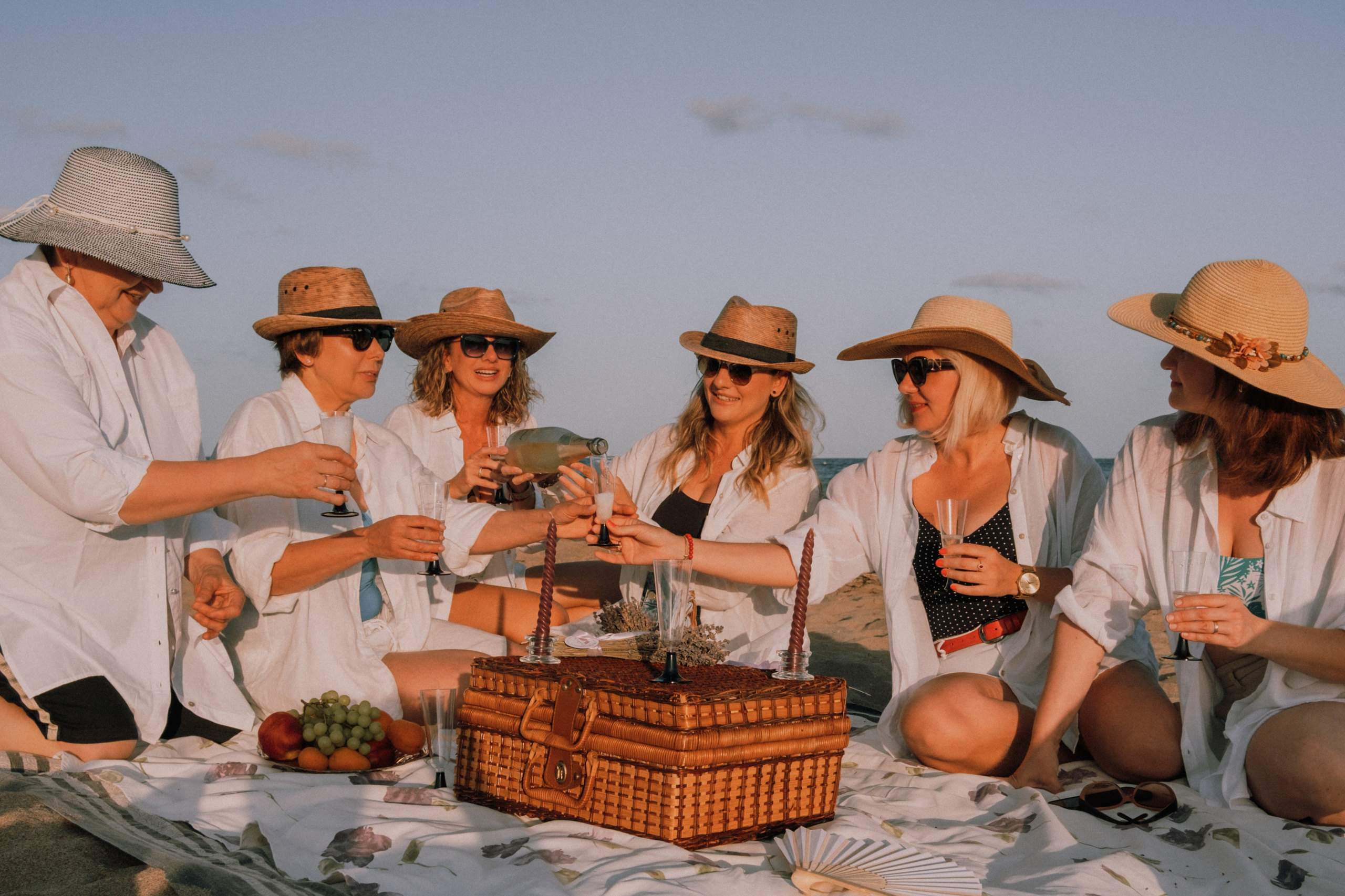 Sesión de amigas en la playa. Fotografía profesional en Calafell - Elena Medvedeva