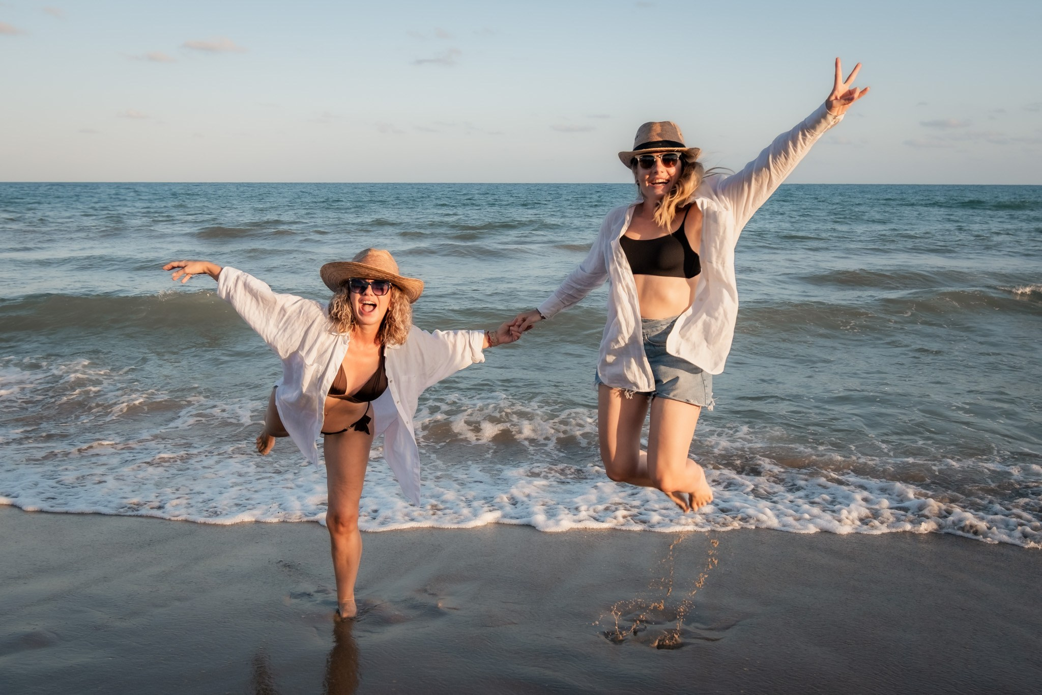 Amigas, mar y atardecer. Fotografía profesional en Calafell - Elena Medvedeva