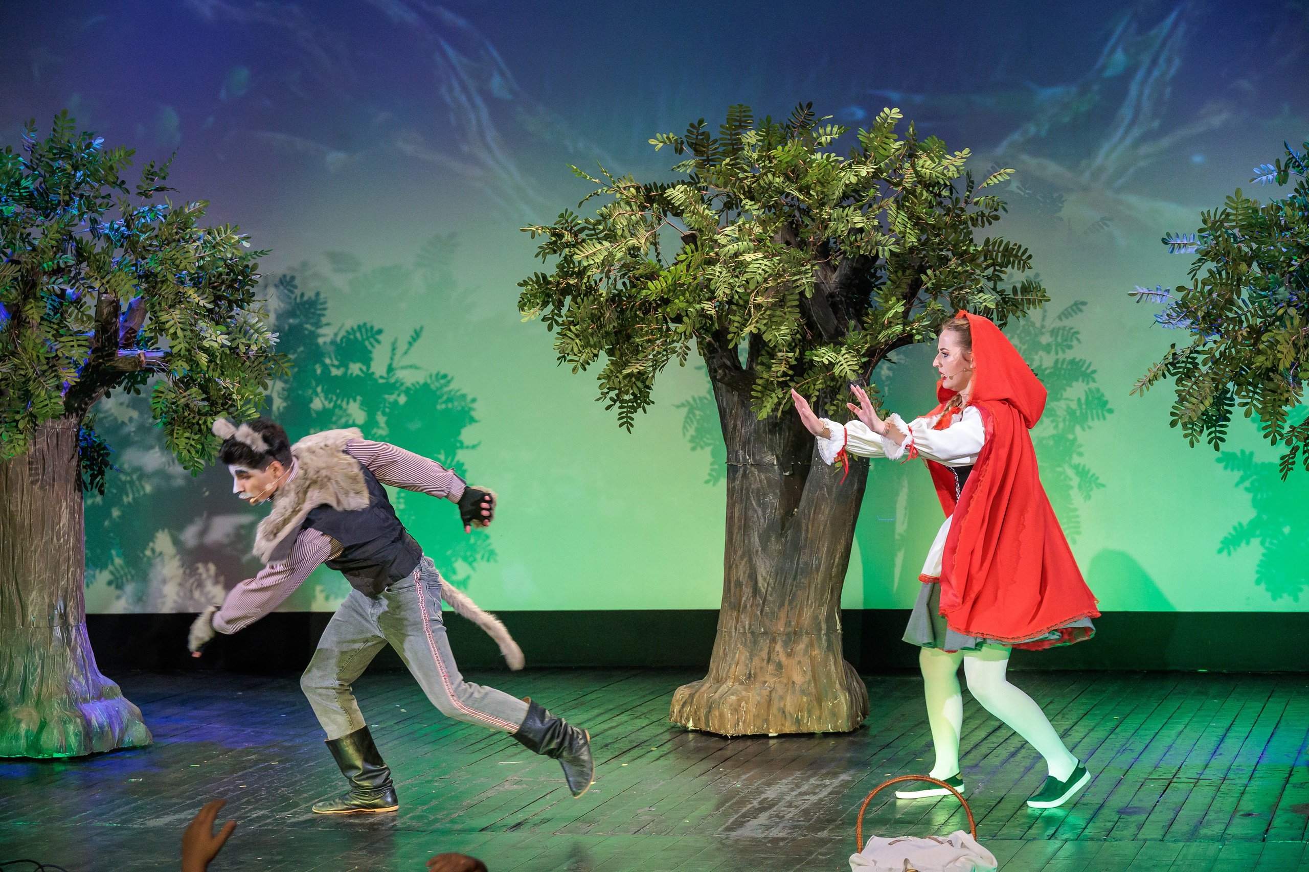 Clounella. Povestea Scufita rosie. ✔️ Фото Видео на свадьбы и крестины Молдова — Cinematic.md