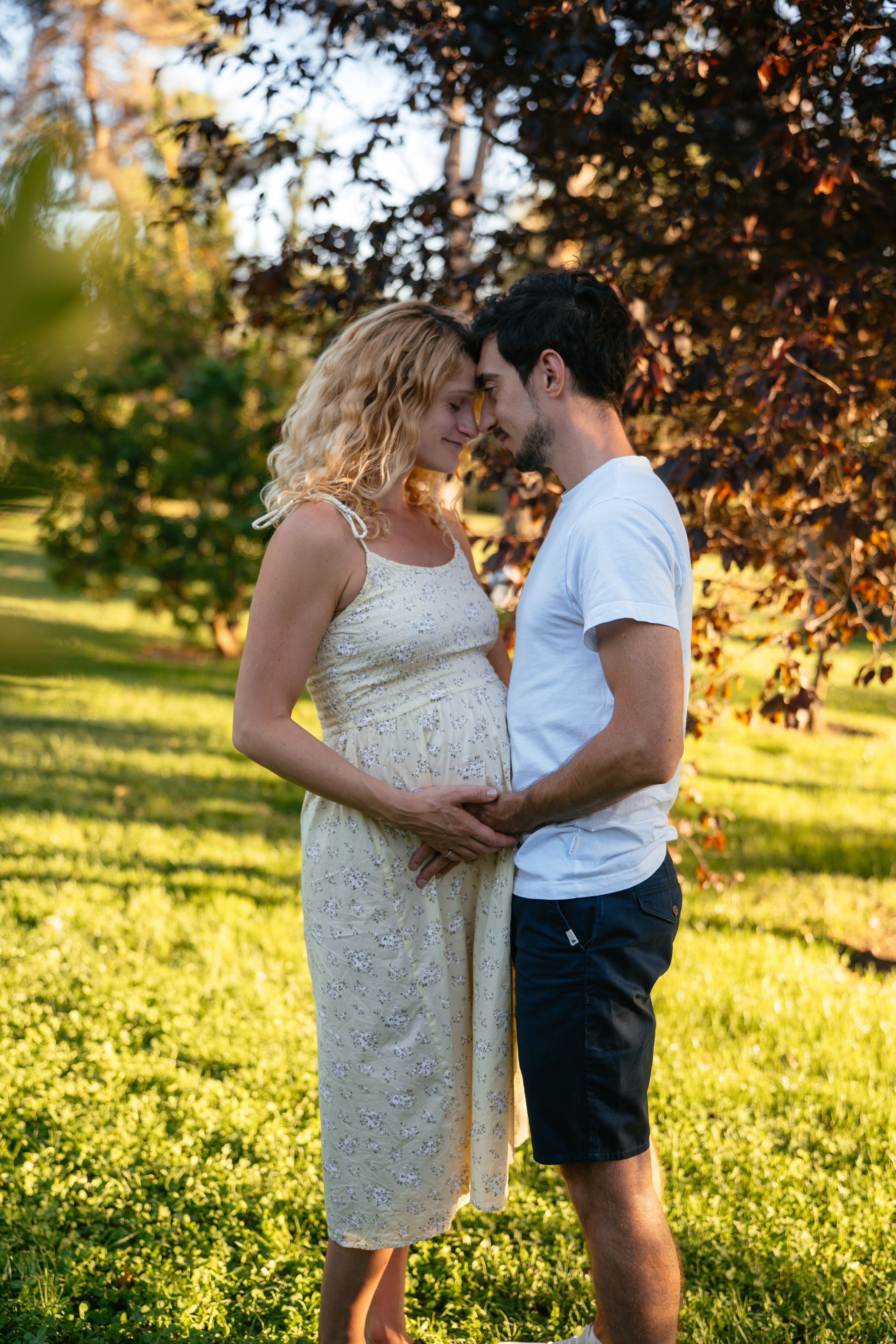 Candid pregnancy photoshoot in the park. Photographer in Madrid, Spain. Alyona Belyaninova