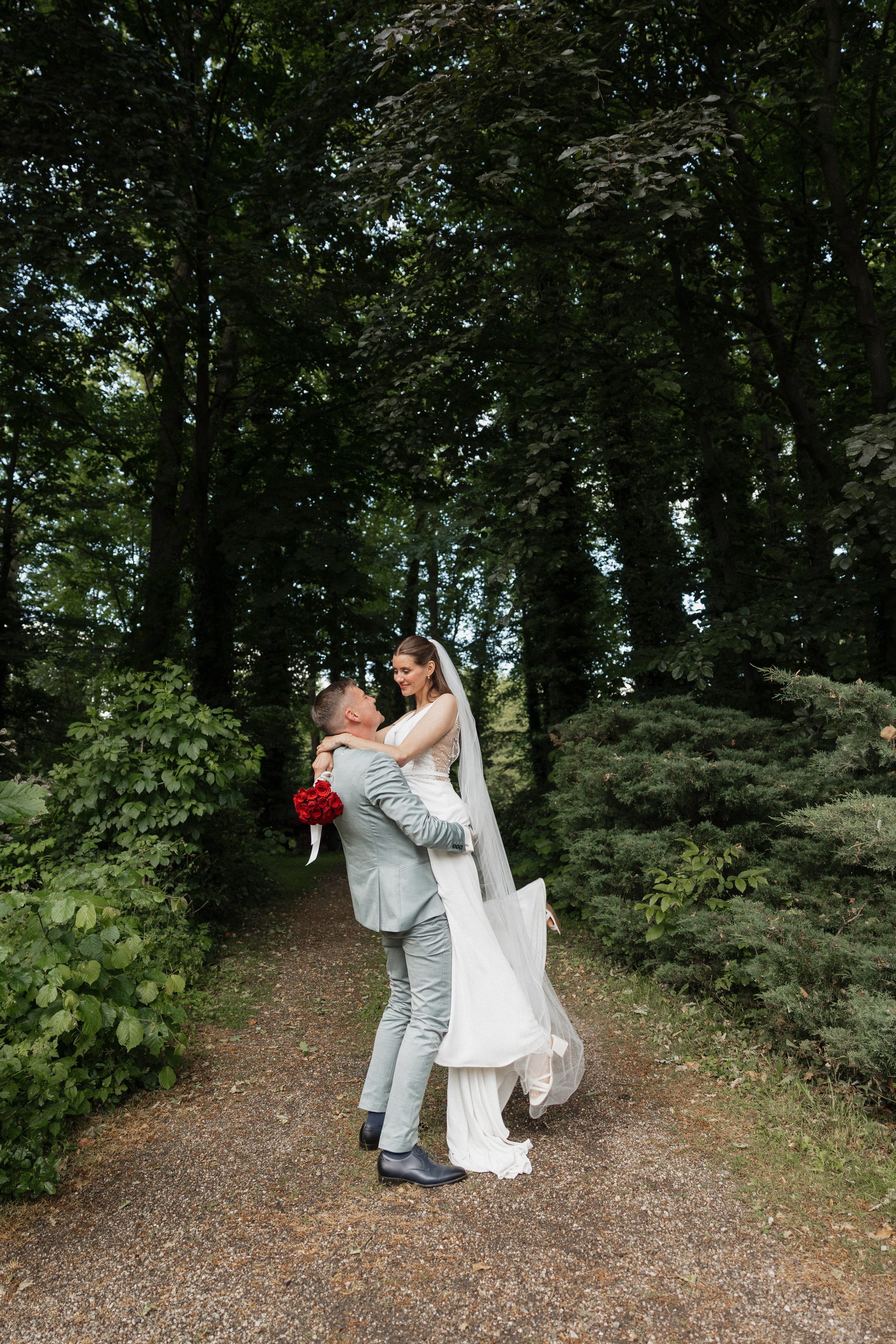 Romantisches Brautpaarshooting im Grünen in Gronau - elegante Hochzeitsfotografie mit echten Emotionen