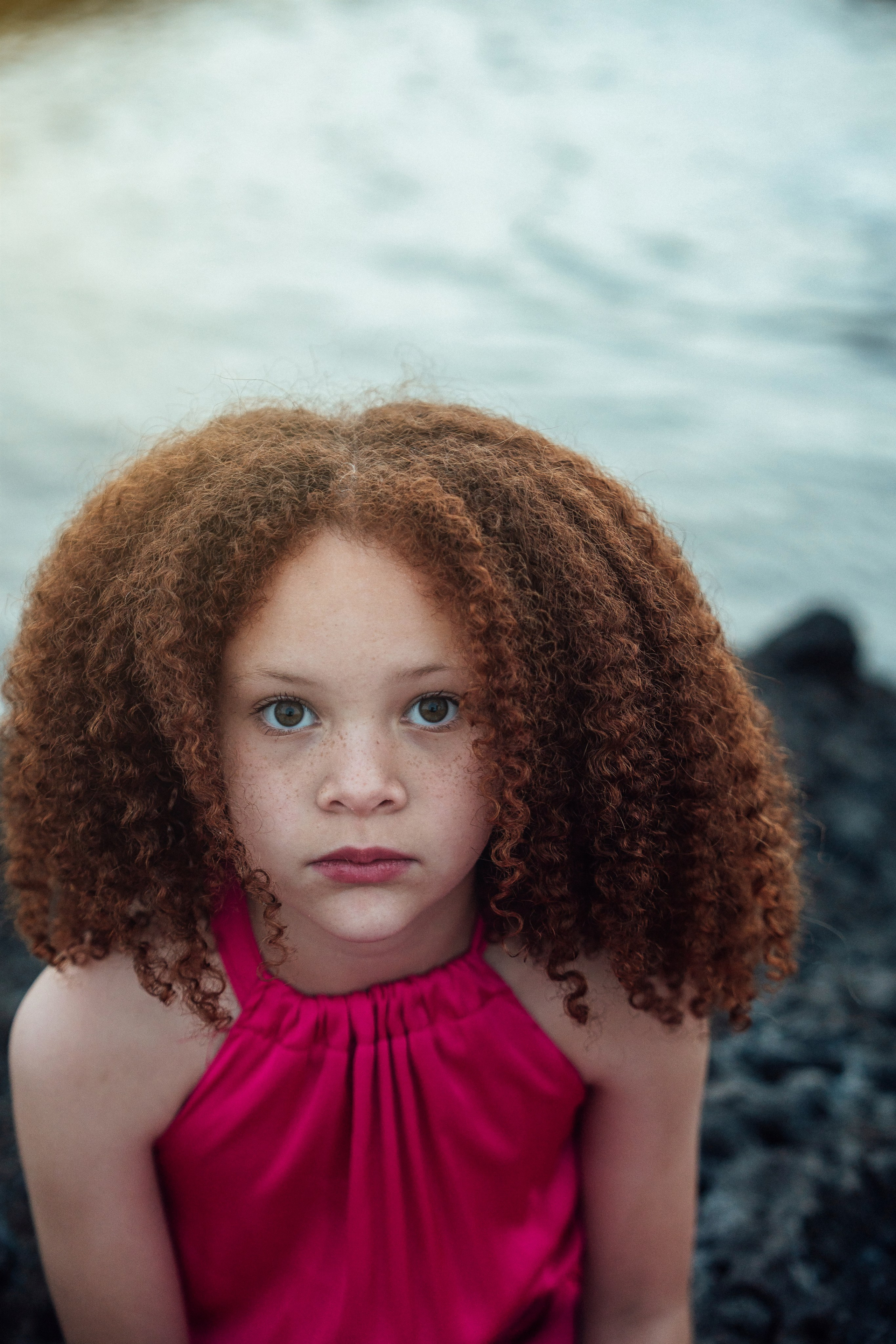Sesión de mamá e hija en fucsia: ejemplos con vestidos de cola. Tania Bonnet | Fotógrafa profesional en Tenerife – Sesiones con vestidos voladores
