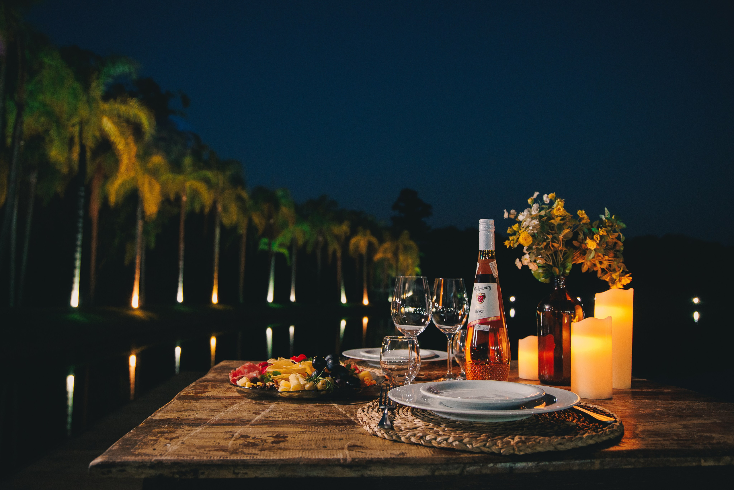 Ensaio Pré-Wedding no Interior Paulista com Lago, Areia e Pôr do Sol | Studio Melk. Tela cheia