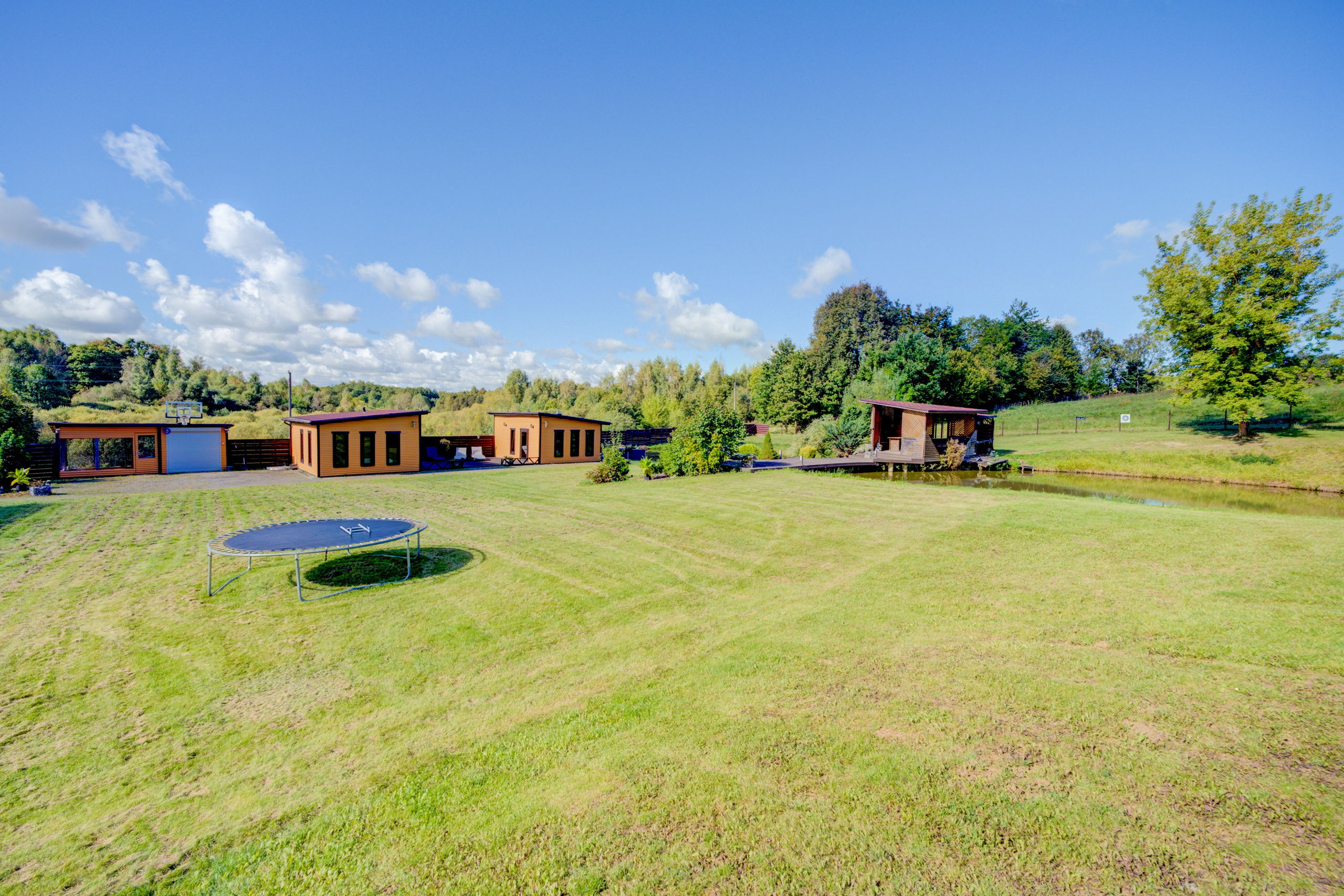 Sadyba Vinliaus r. prie ežero. Elina Sapiega fotografė Vilniuje