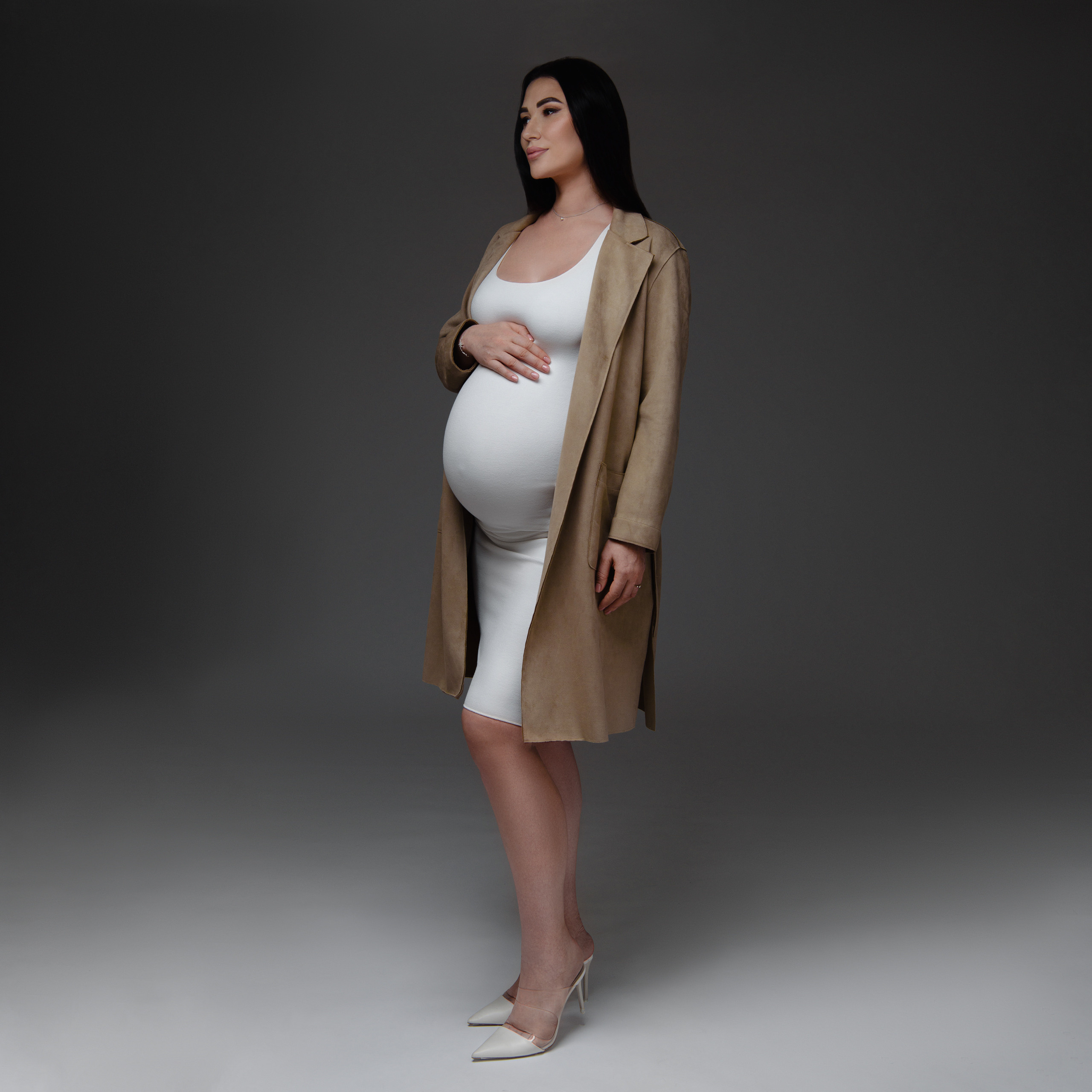 Sesión de fotos de embarazo en un estudio en Niza, Francia, Costa Azul. MARIA VALUEVA Fotógrafo en Niza, Cannes, Monaco, Francia, Europe, Estambul, Turquía