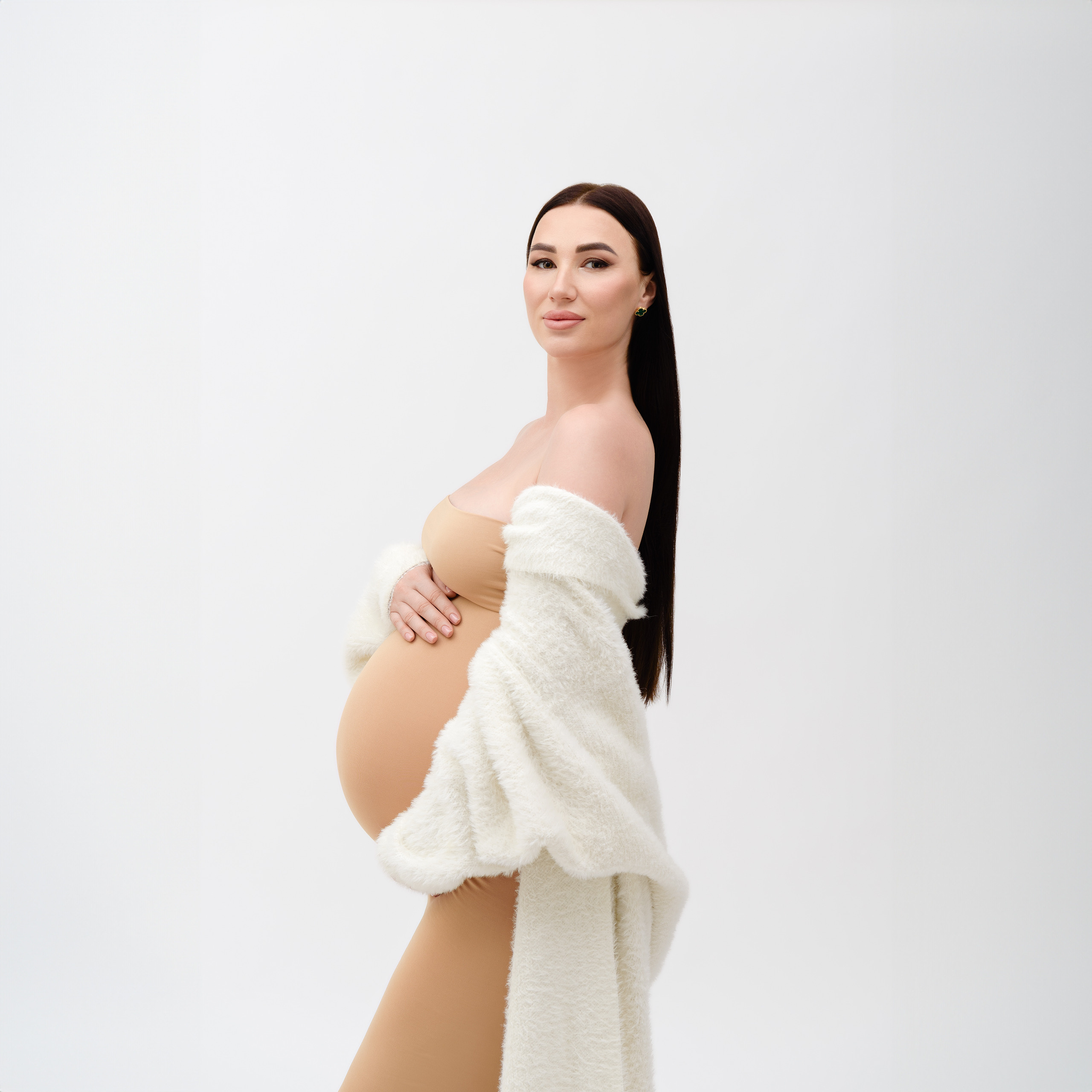 Sesión de fotos de embarazo en un estudio en Niza, Francia, Costa Azul. MARIA VALUEVA Fotógrafo en Niza, Cannes, Monaco, Francia, Europe, Estambul, Turquía