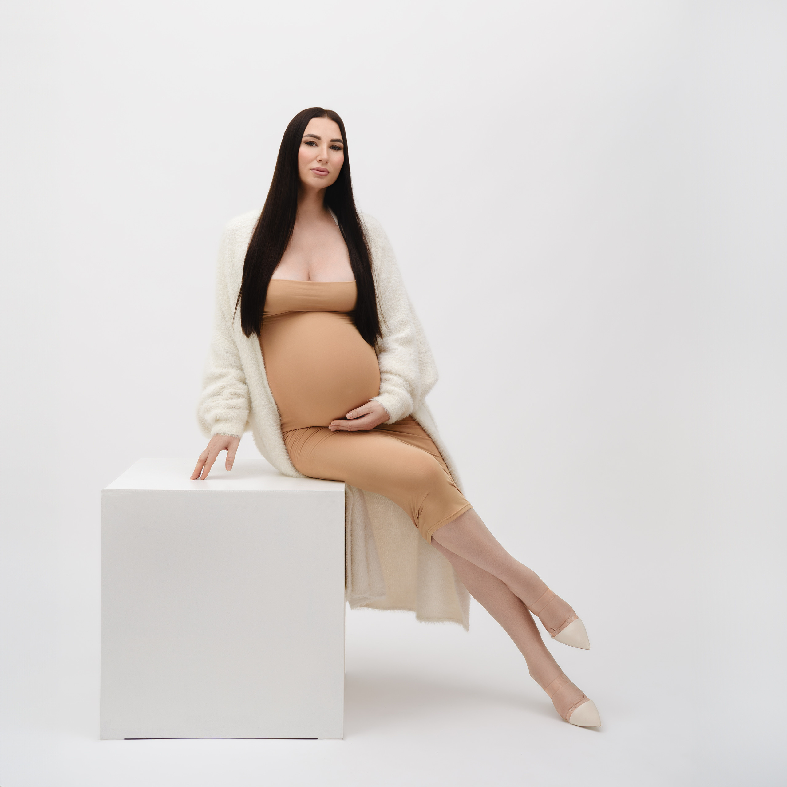 Sesión de fotos de embarazo en un estudio en Niza, Francia, Costa Azul. MARIA VALUEVA Fotógrafo en Niza, Cannes, Monaco, Francia, Europe, Estambul, Turquía