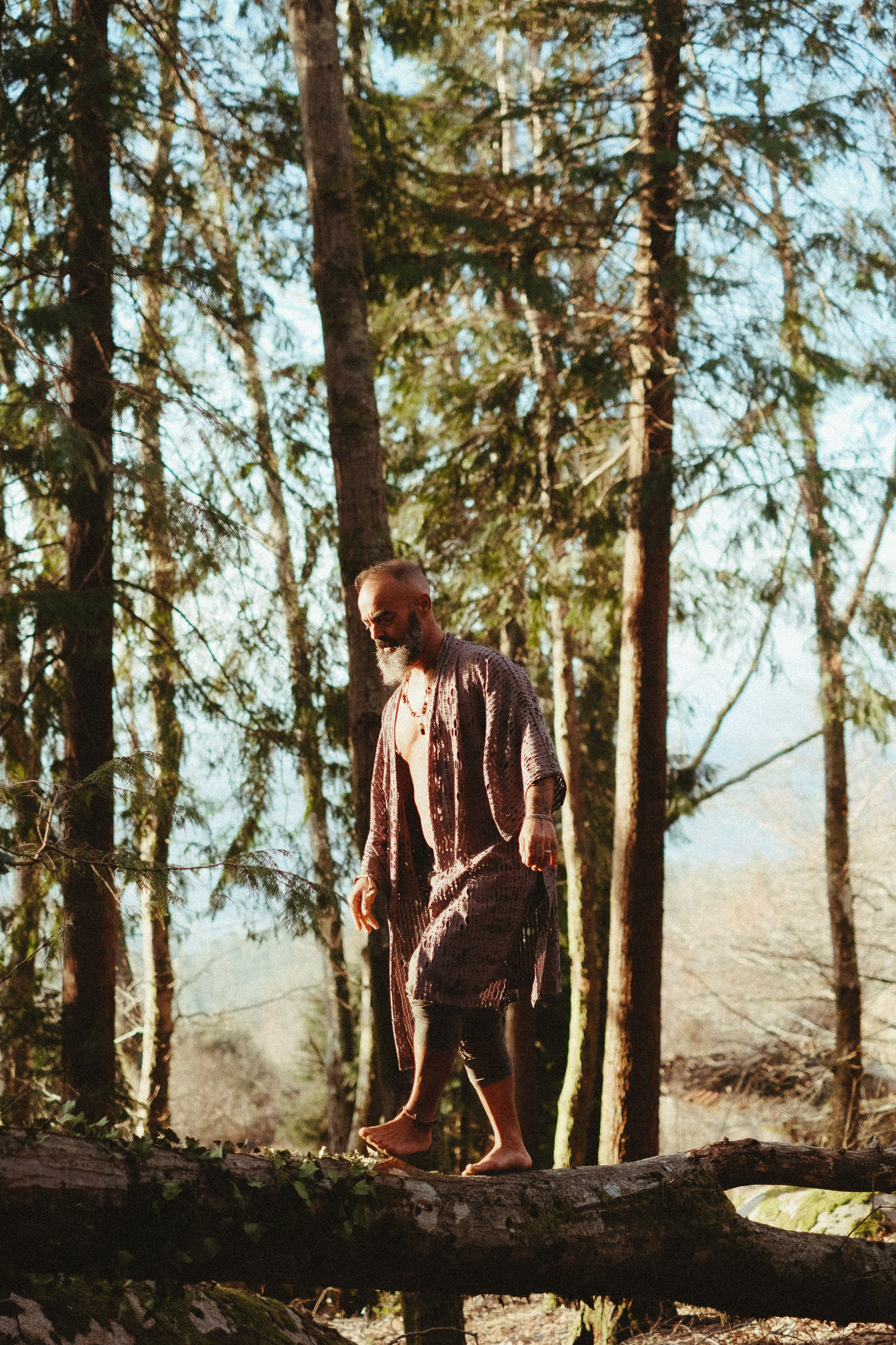 boho inspired pre wedding session surrounded by trees in Portugal