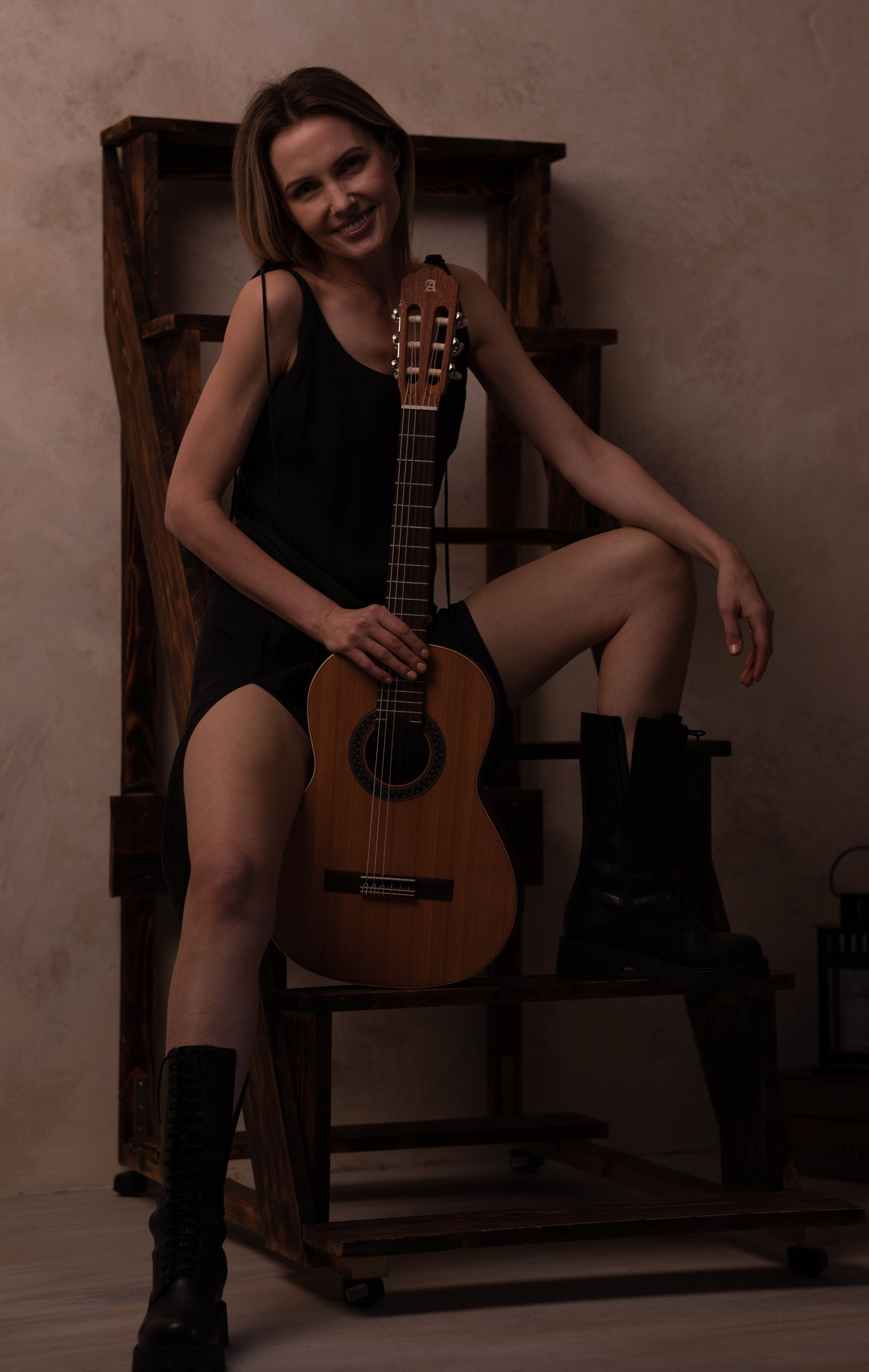 Студийная фотосъемка с гитарой. Фотограф в Праге Анастасия Широких