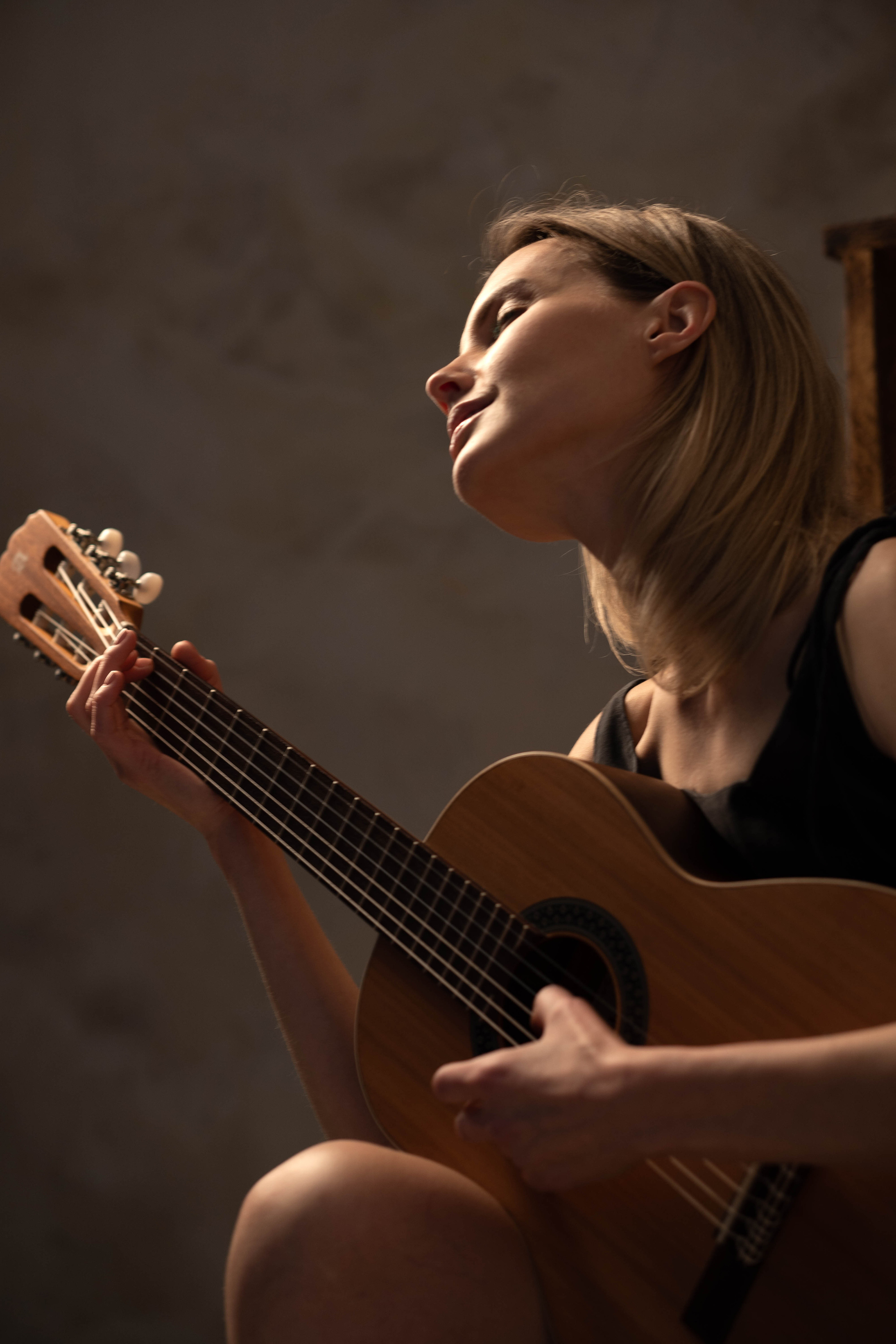 Студийная фотосъемка с гитарой. Фотограф в Праге Анастасия Широких